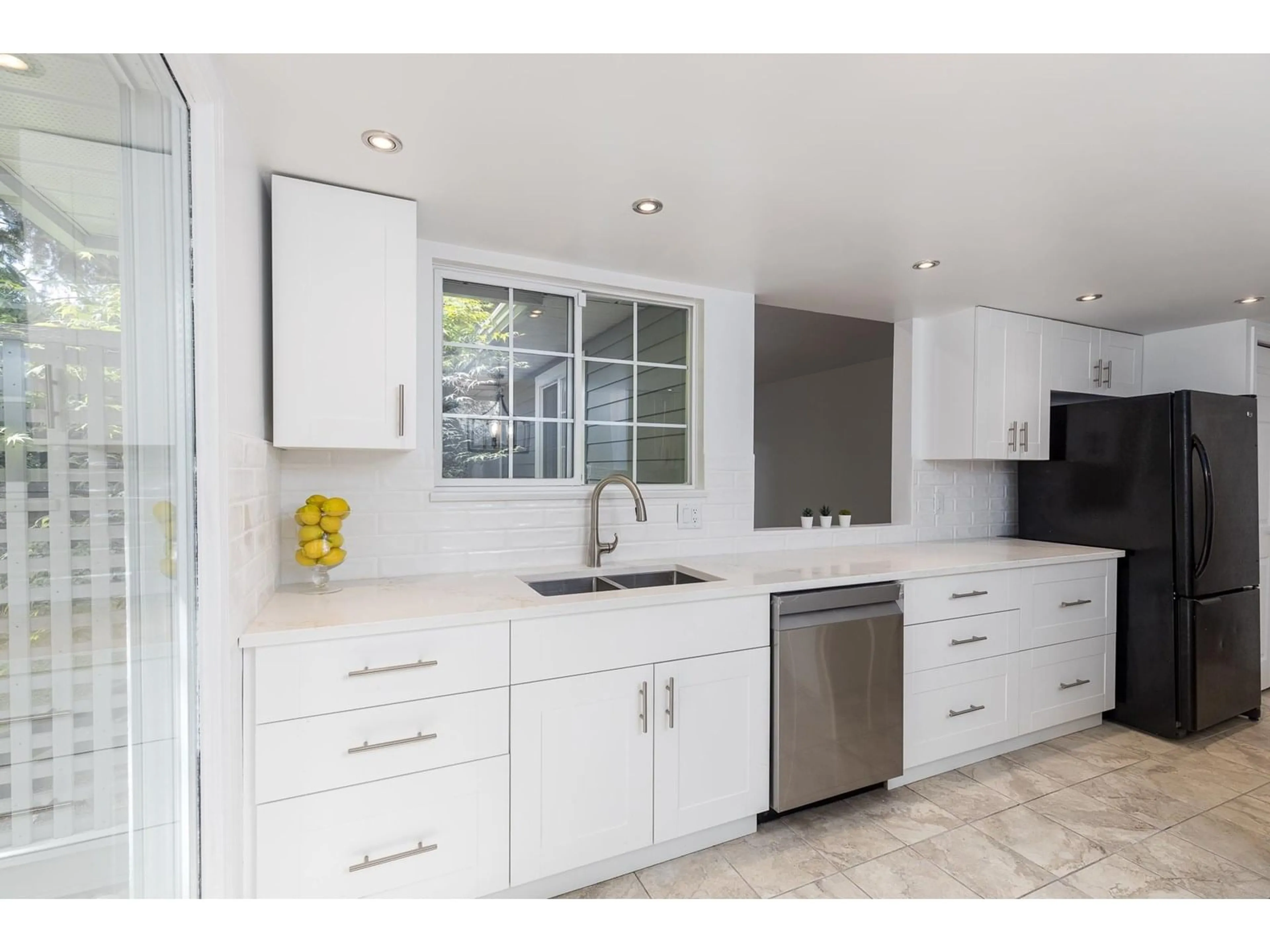 Contemporary kitchen, ceramic/tile floor for 101 - 16335 14, Surrey British Columbia V4A1H2