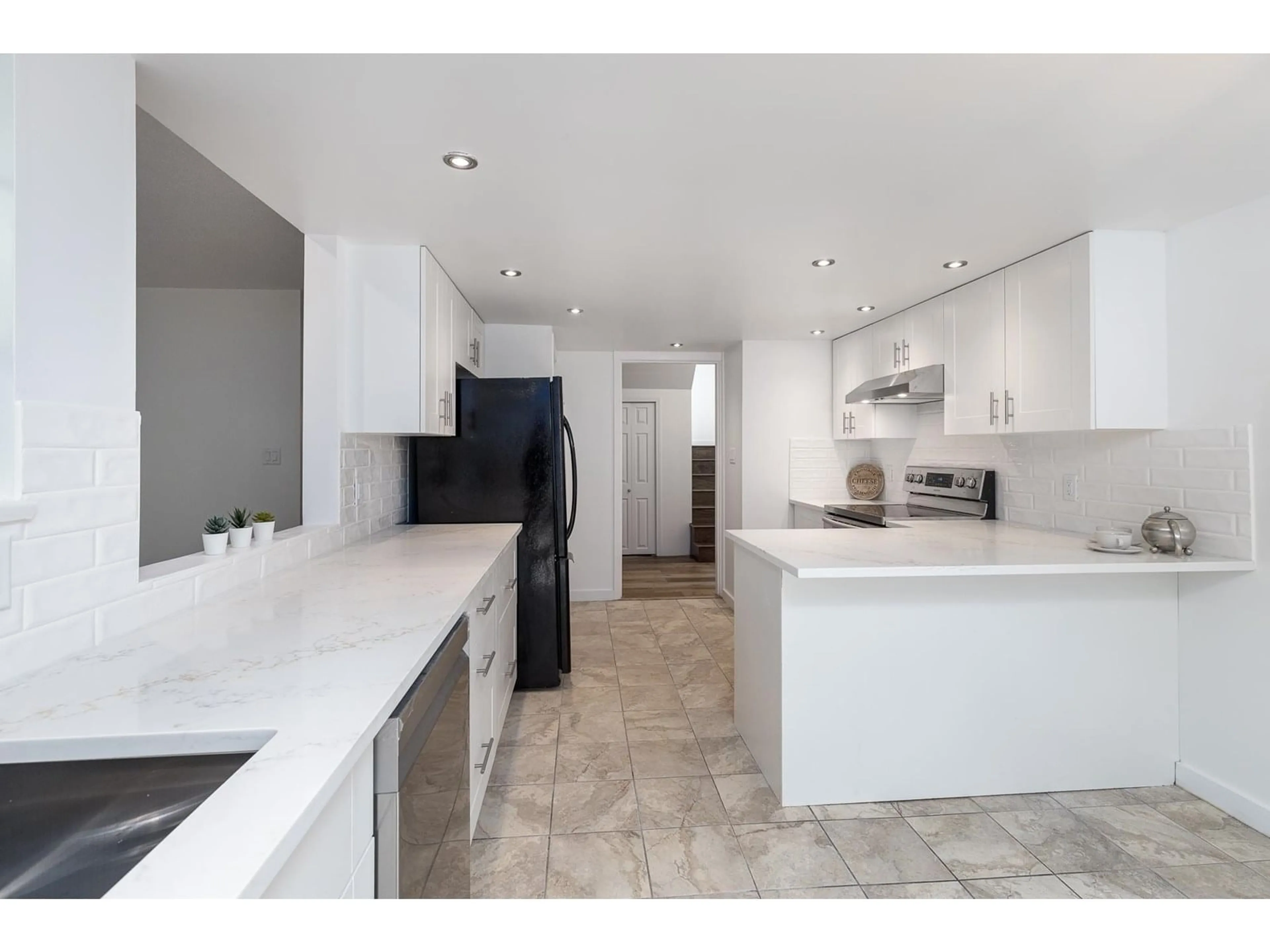 Open concept kitchen, ceramic/tile floor for 101 - 16335 14, Surrey British Columbia V4A1H2
