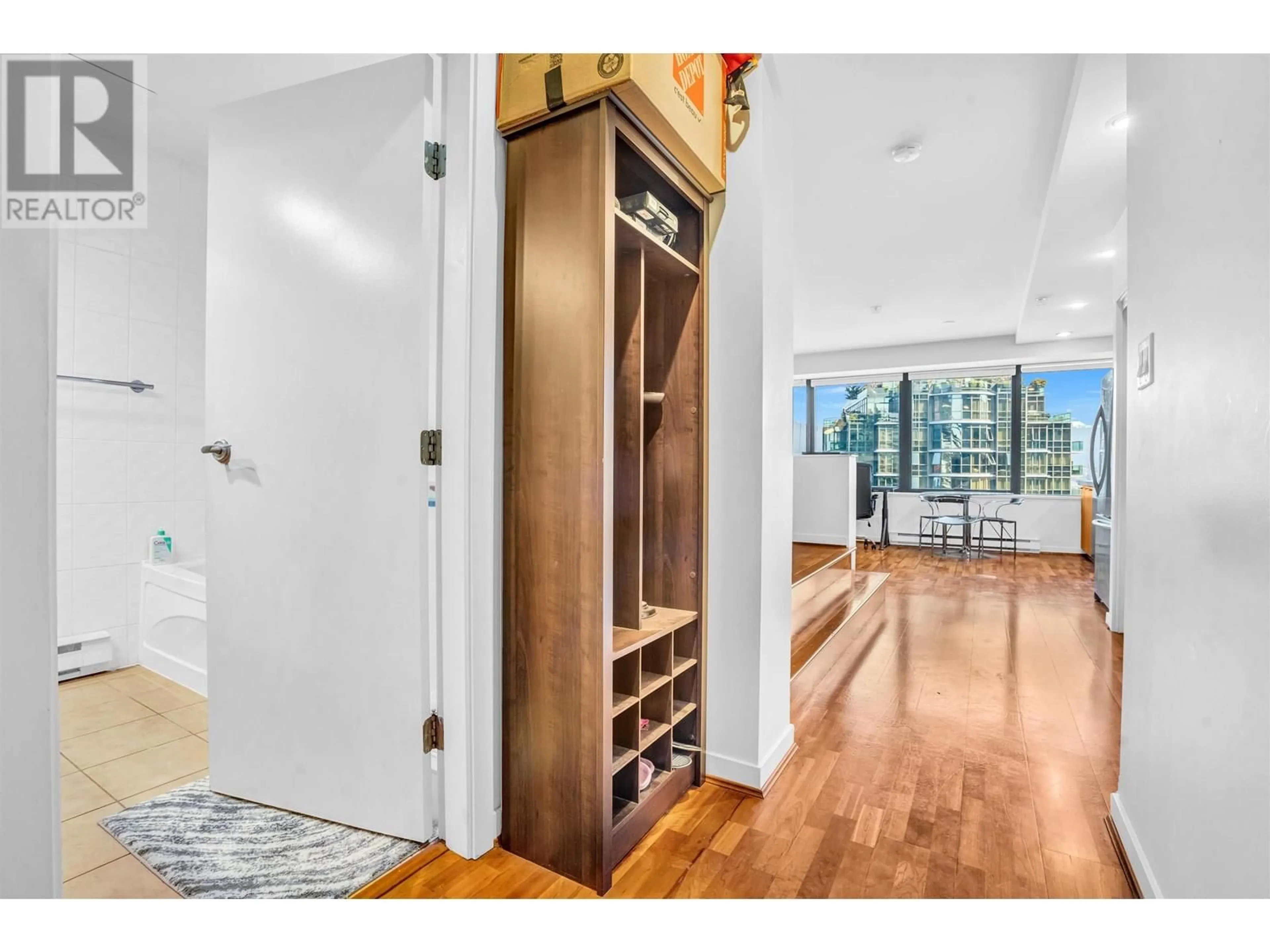 Indoor entryway for 1504 - 1333 GEORGIA STREET, Vancouver British Columbia V6E4V3