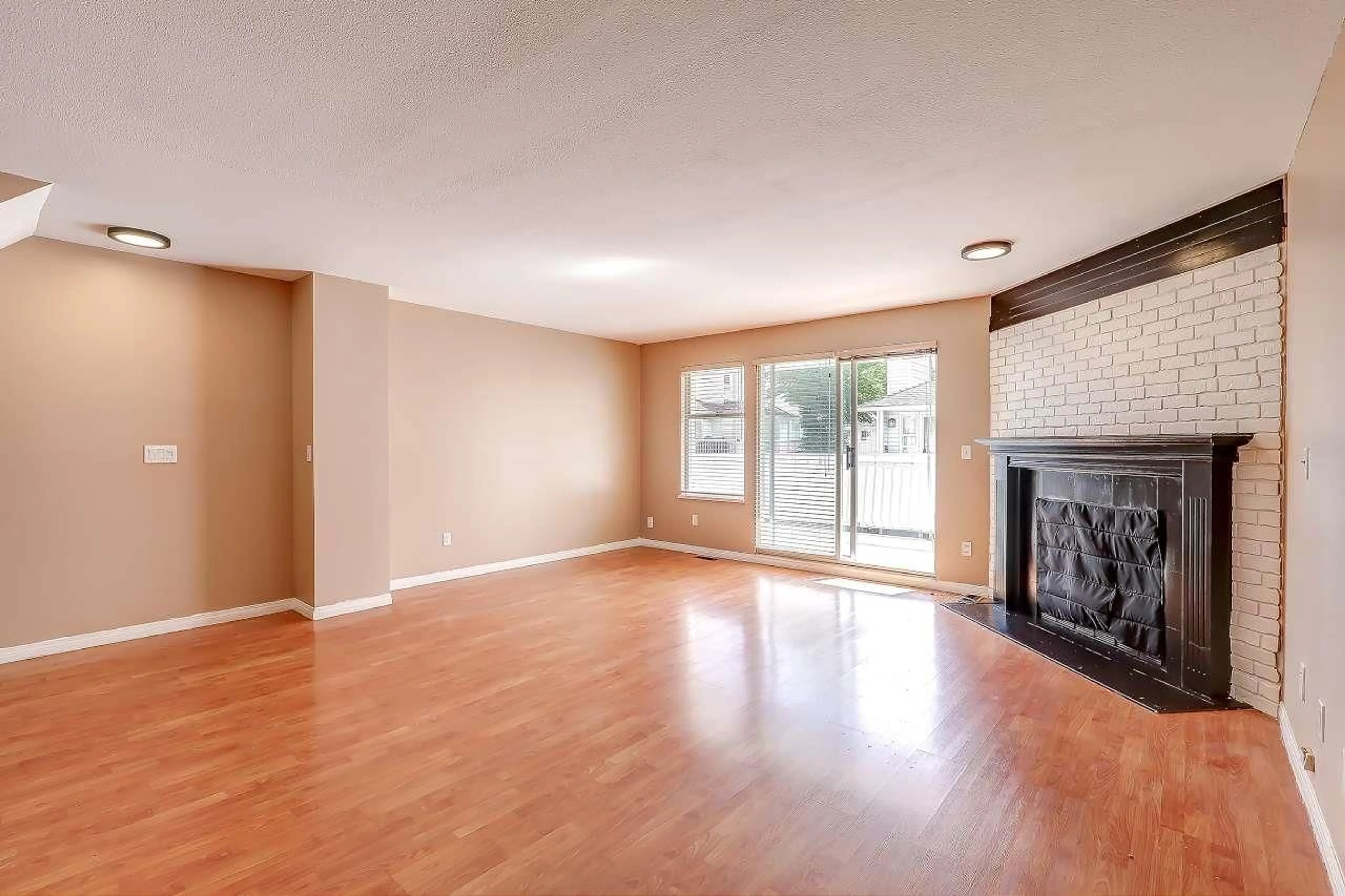 Living room with furniture, wood/laminate floor for 2 - 13970 72, Surrey British Columbia V3W2P7