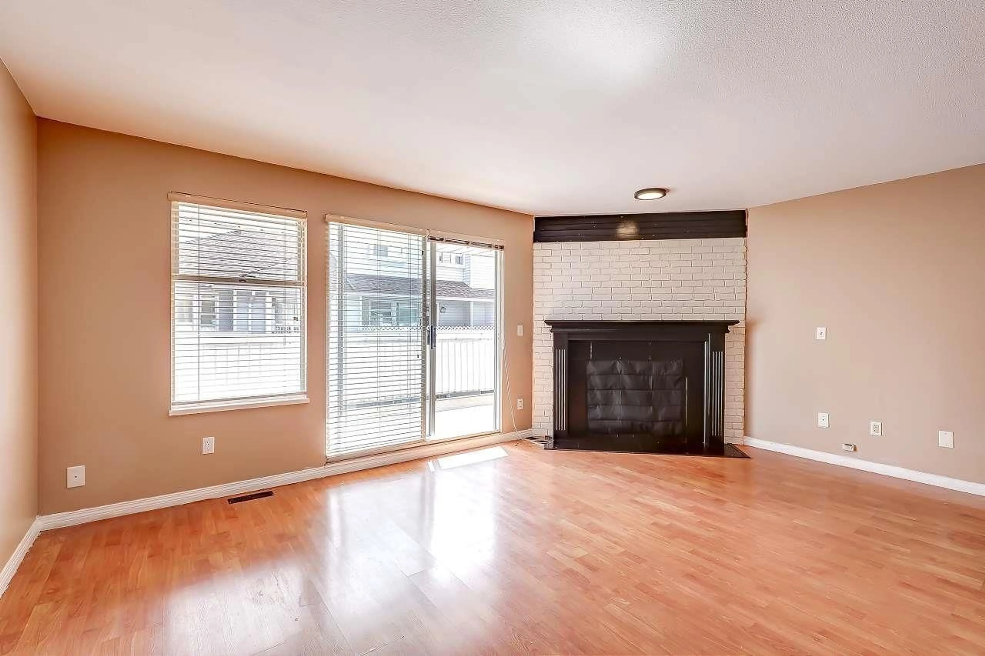 Living room with furniture, wood/laminate floor for 2 - 13970 72, Surrey British Columbia V3W2P7