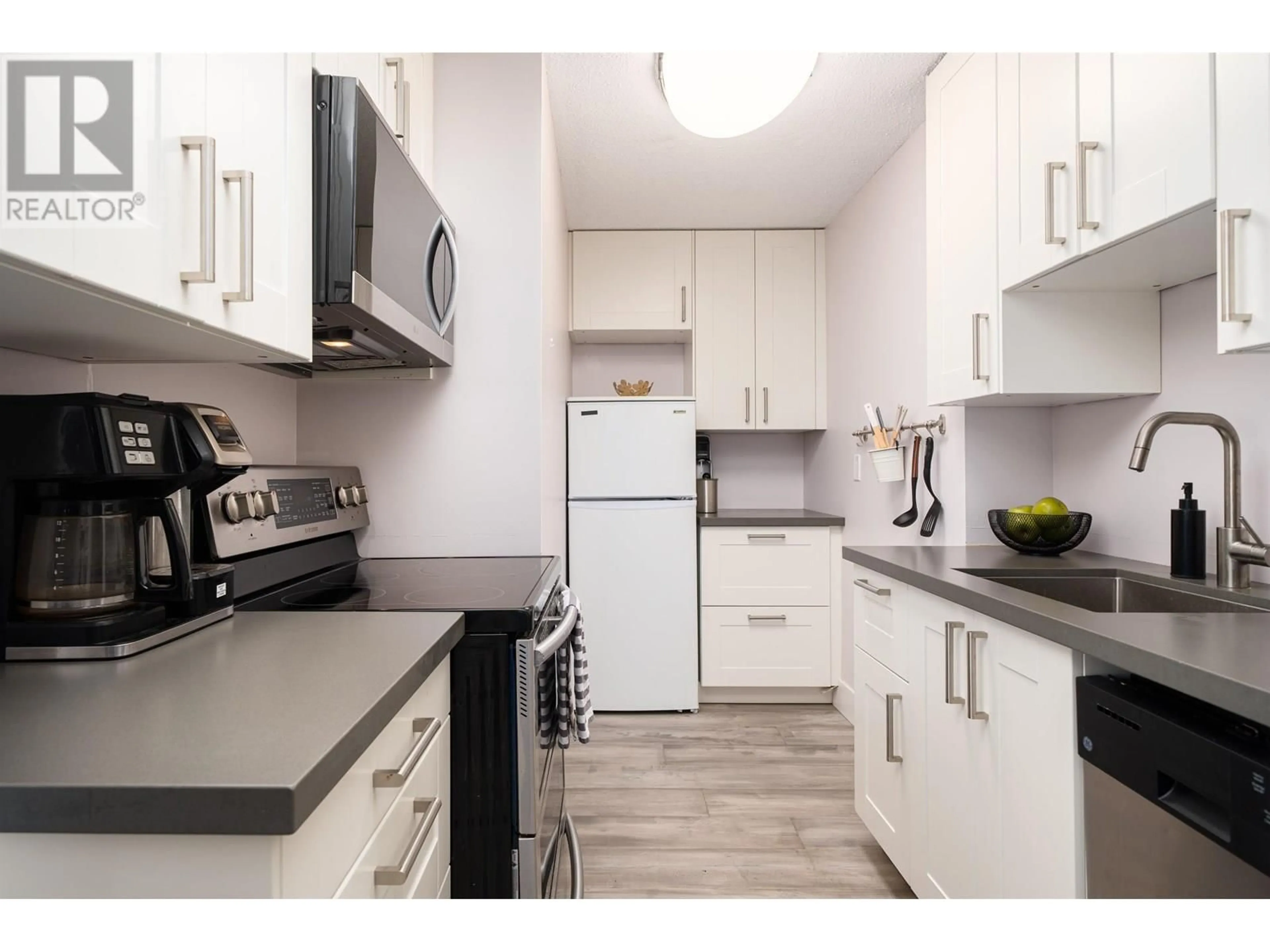 Standard kitchen, unknown for 403 - 6631 MINORU BOULEVARD, Richmond British Columbia V6Y1Z1