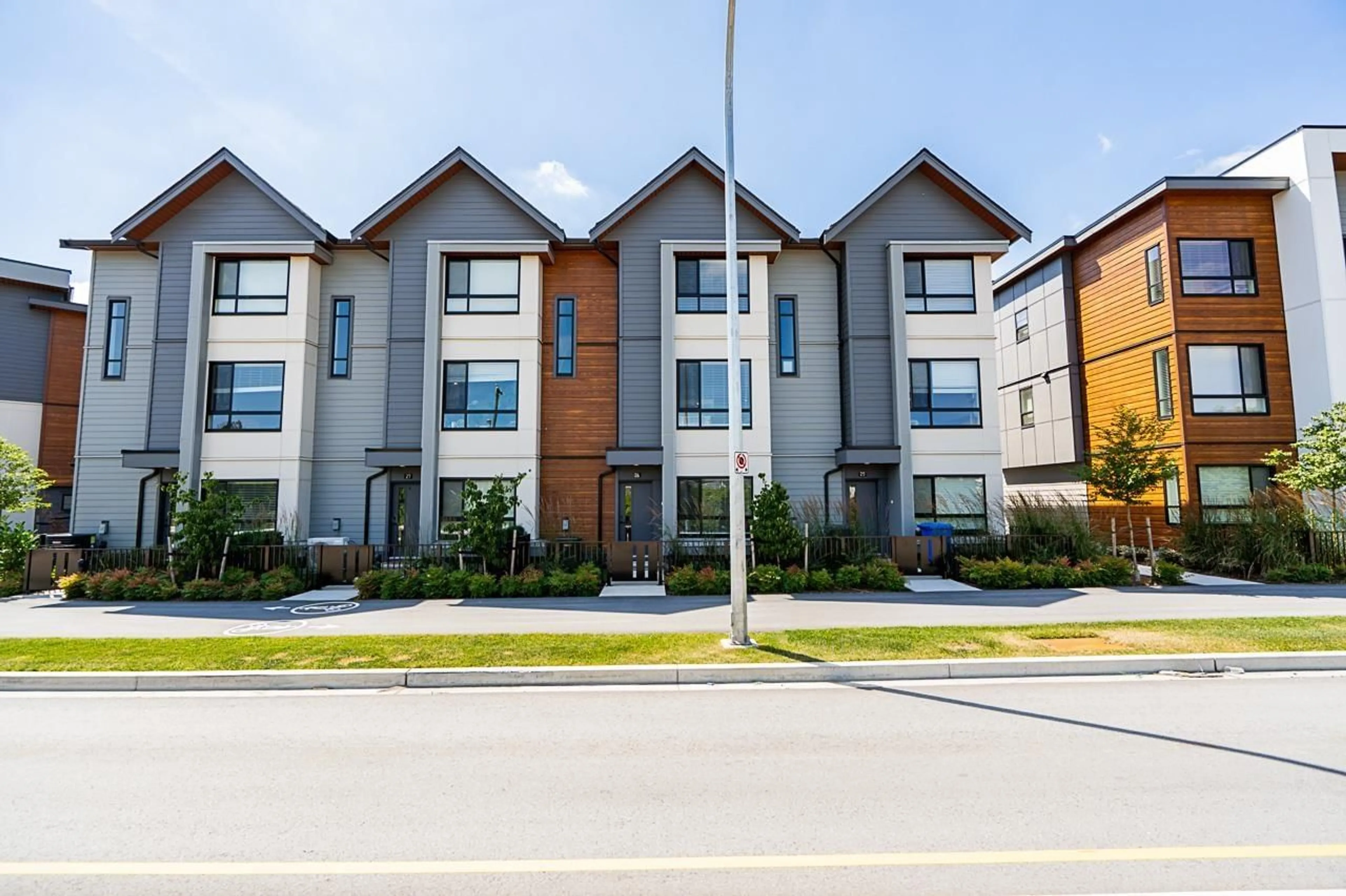 A pic from outside/outdoor area/front of a property/back of a property/a pic from drone, street for 26 - 30530 CARDINAL, Abbotsford British Columbia V2T0L5