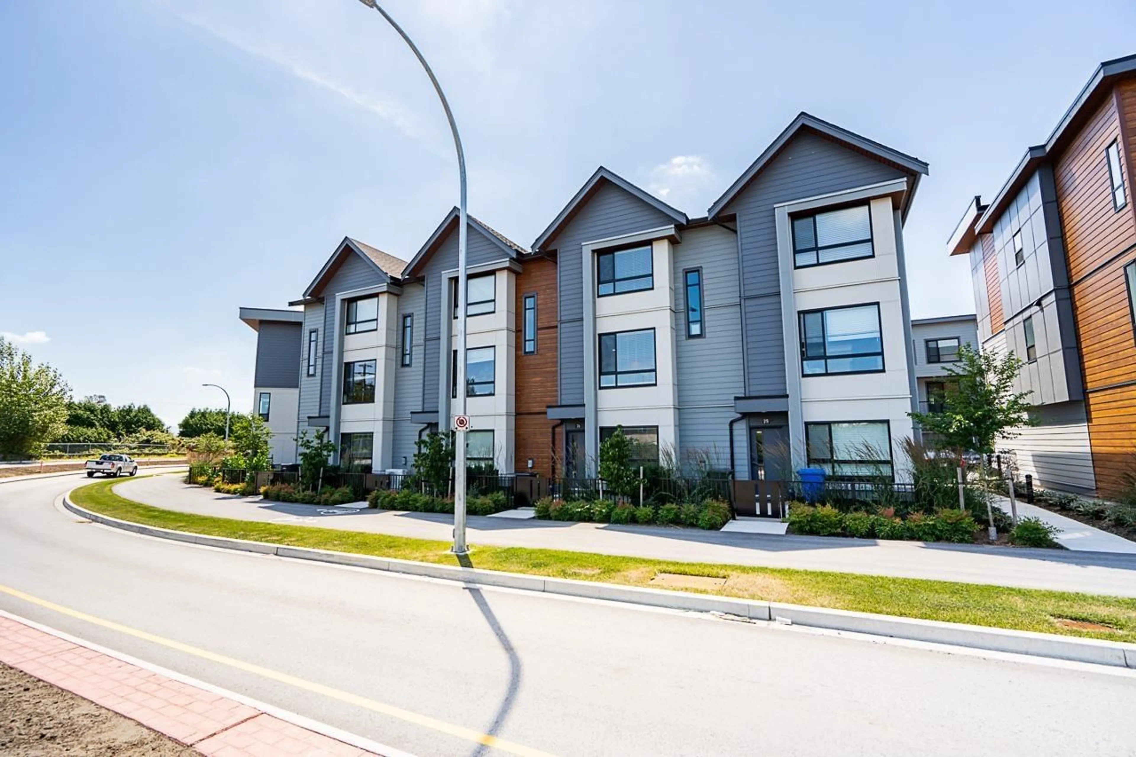 A pic from outside/outdoor area/front of a property/back of a property/a pic from drone, street for 26 - 30530 CARDINAL, Abbotsford British Columbia V2T0L5