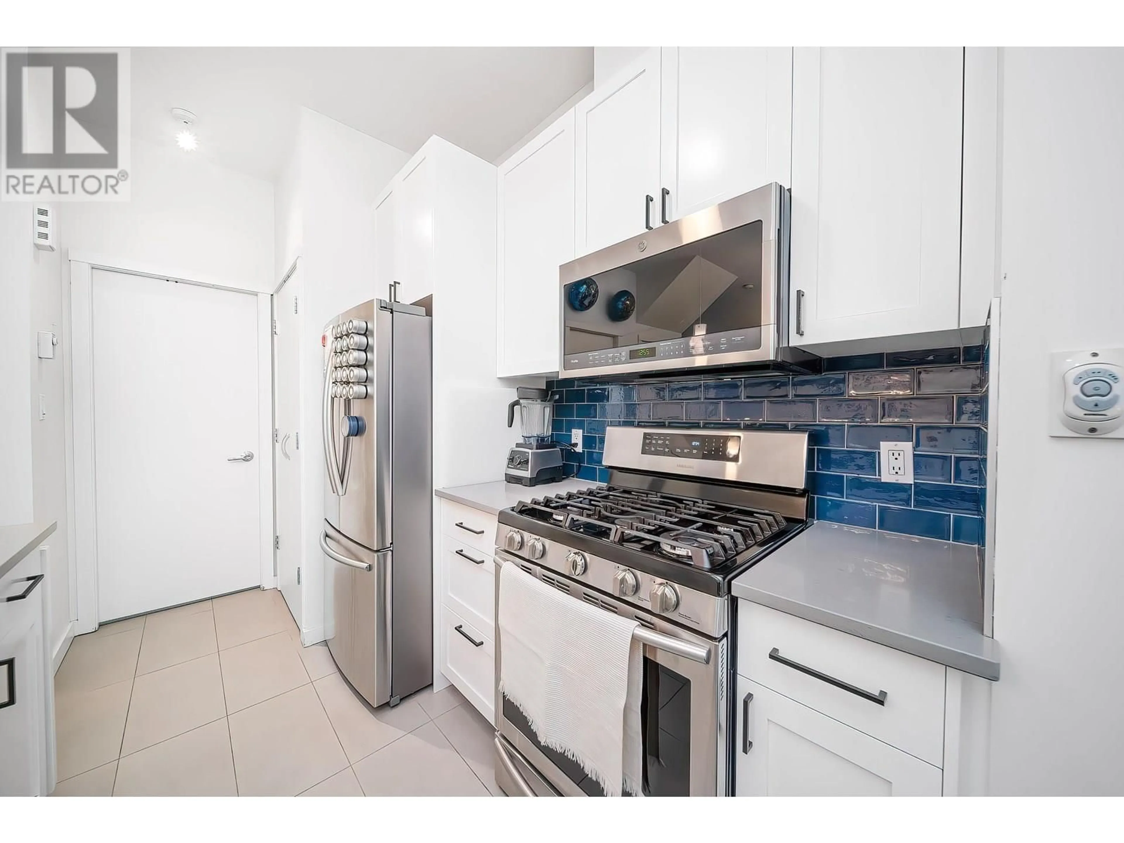 Standard kitchen, ceramic/tile floor for 983 RICHARDS STREET, Vancouver British Columbia V6B3B6