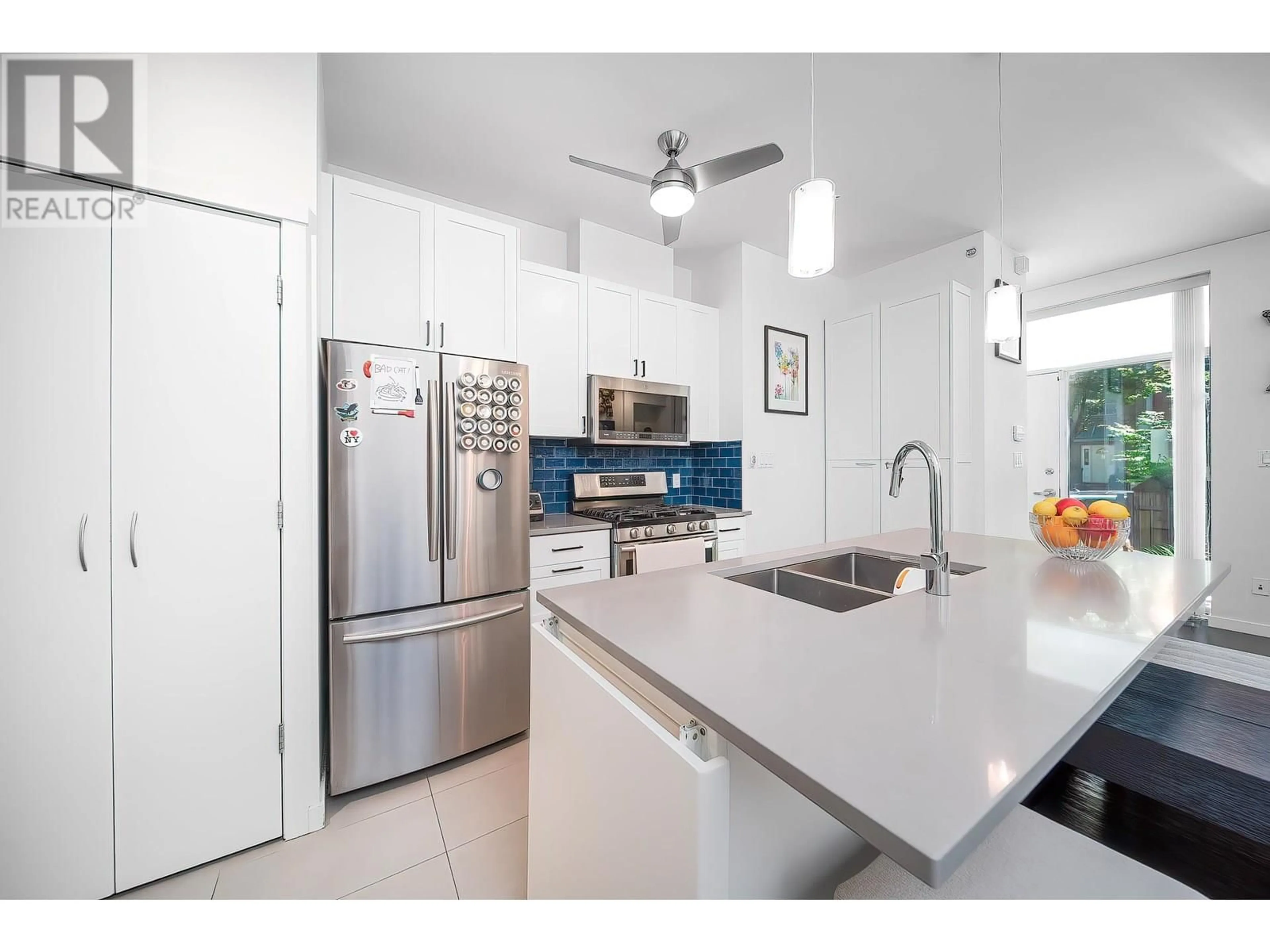 Open concept kitchen, ceramic/tile floor for 983 RICHARDS STREET, Vancouver British Columbia V6B3B6