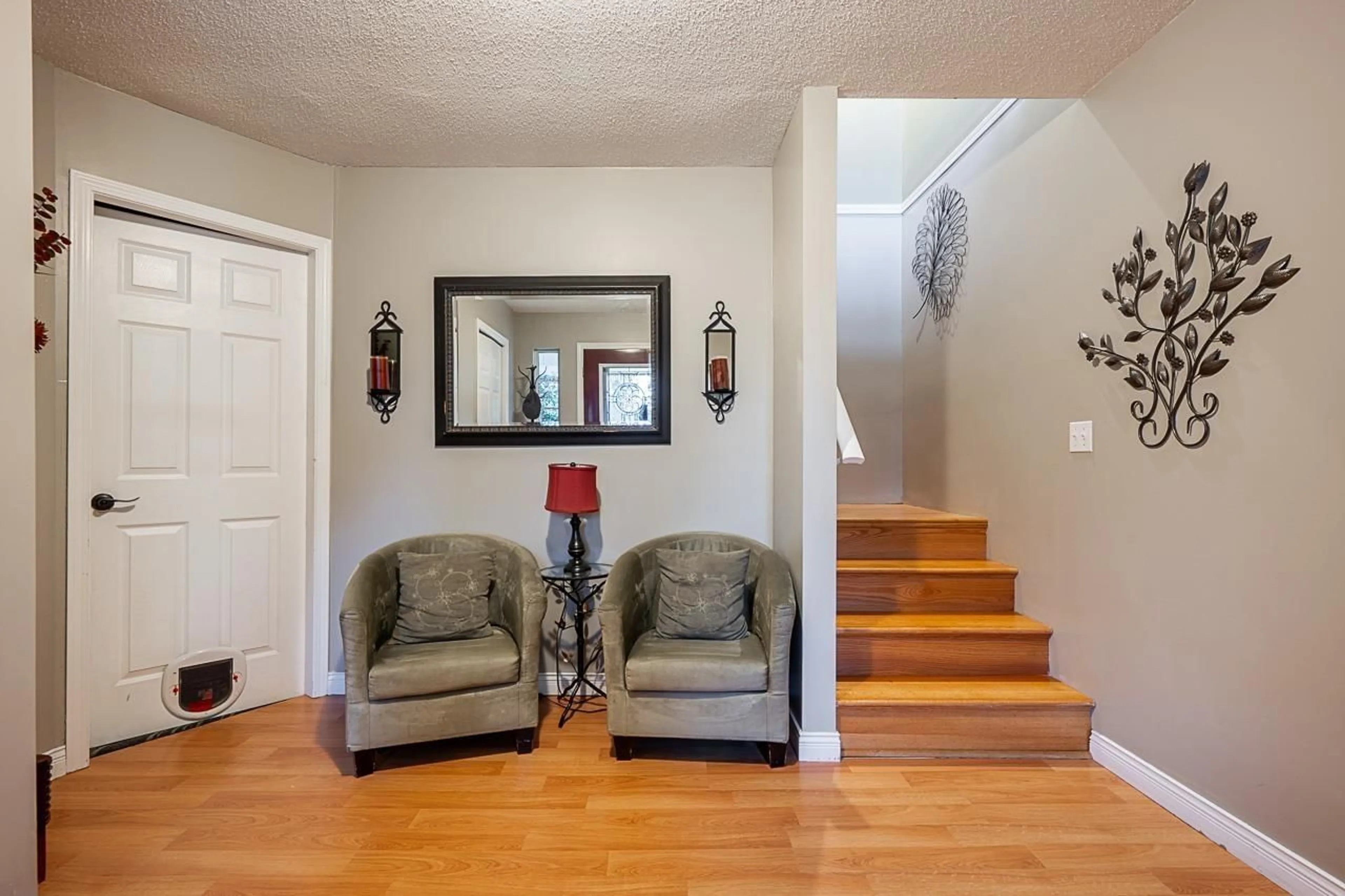 Indoor entryway for 33037 DEWDNEY TRUNK, Mission British Columbia V2V6X6