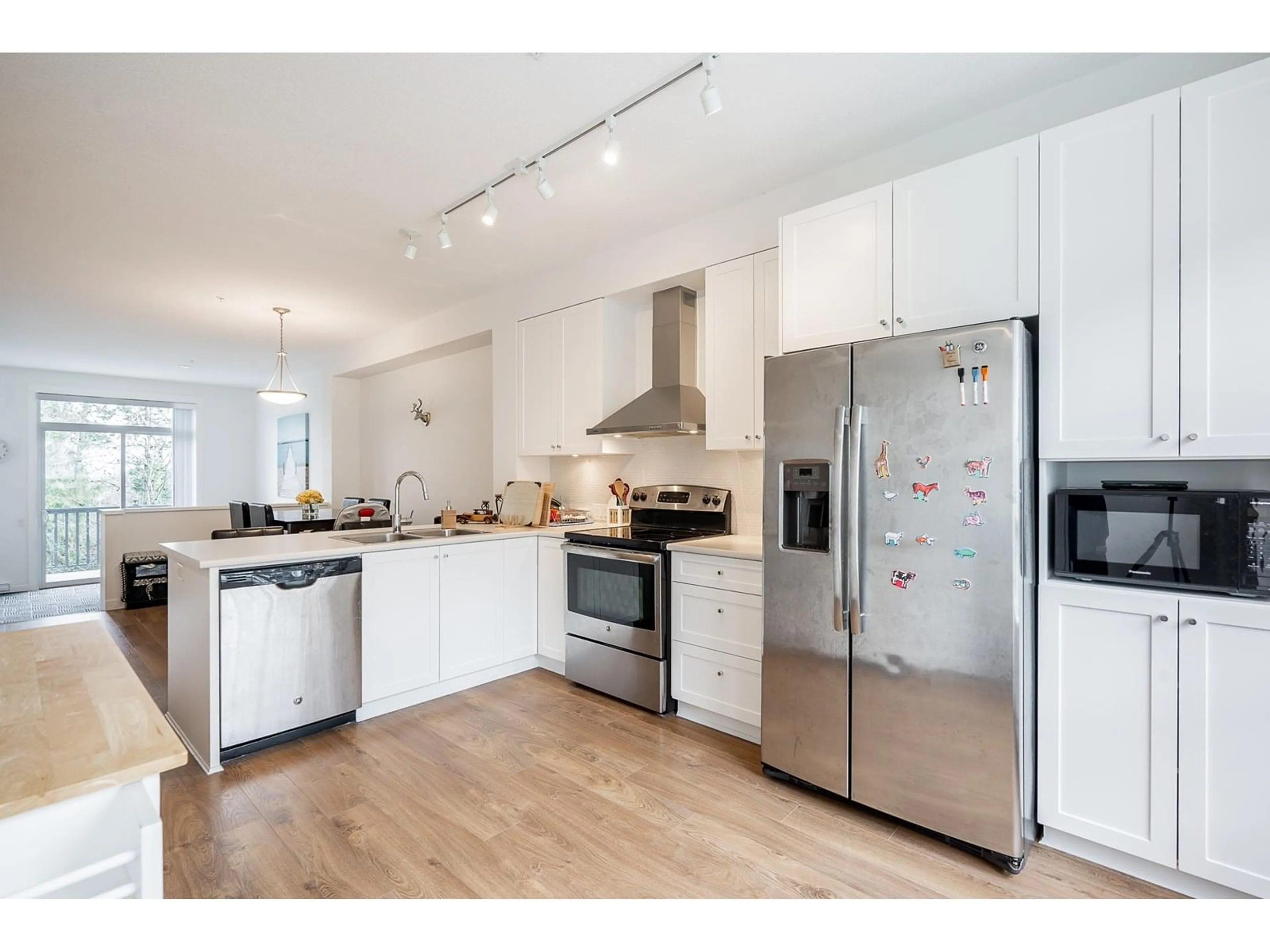 Open concept kitchen, wood/laminate floor for 76 - 8476 207A, Langley British Columbia V2Y2B3