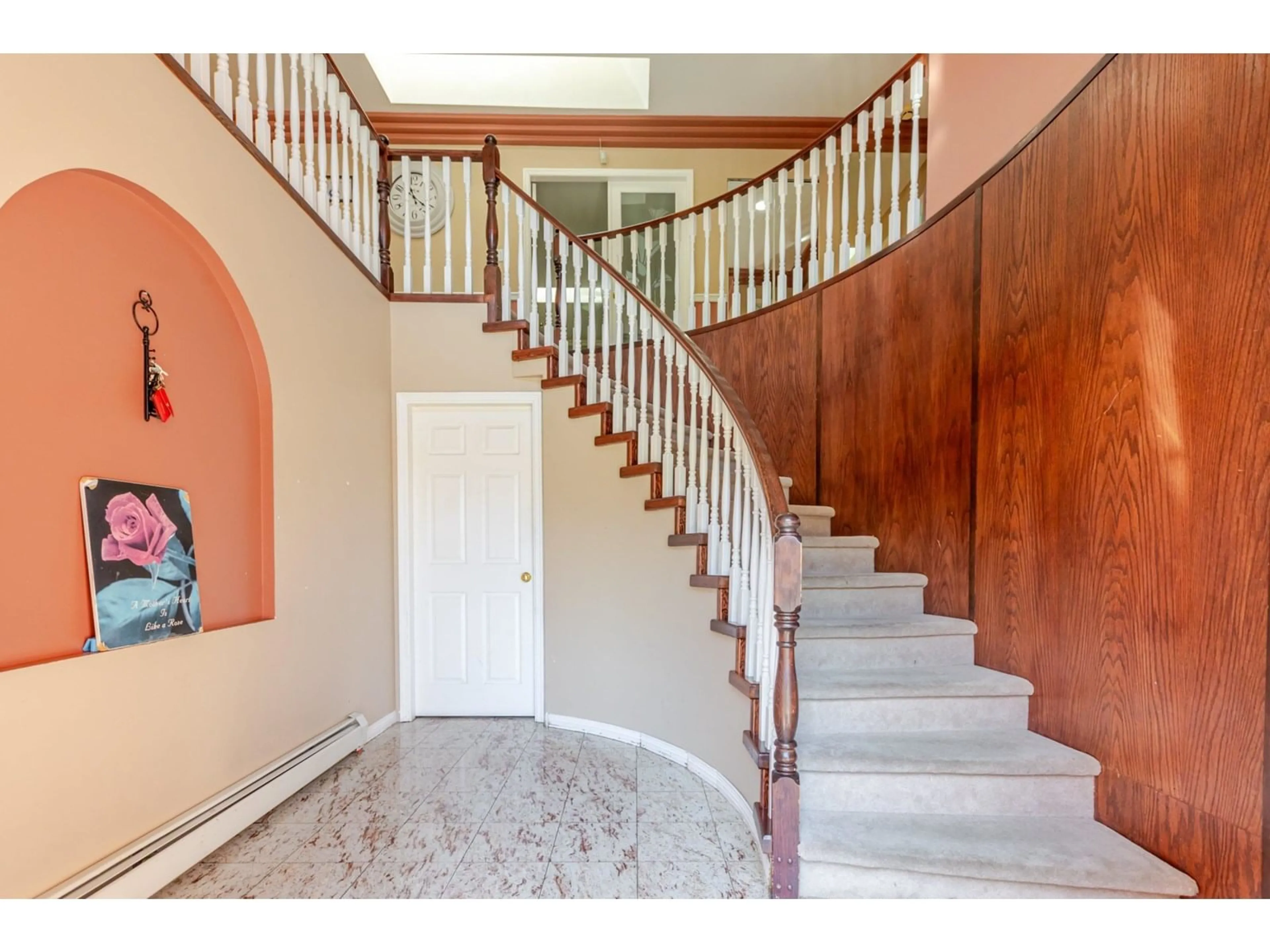 Indoor foyer for 3701 BLUE JAY, Abbotsford British Columbia V2T6R6
