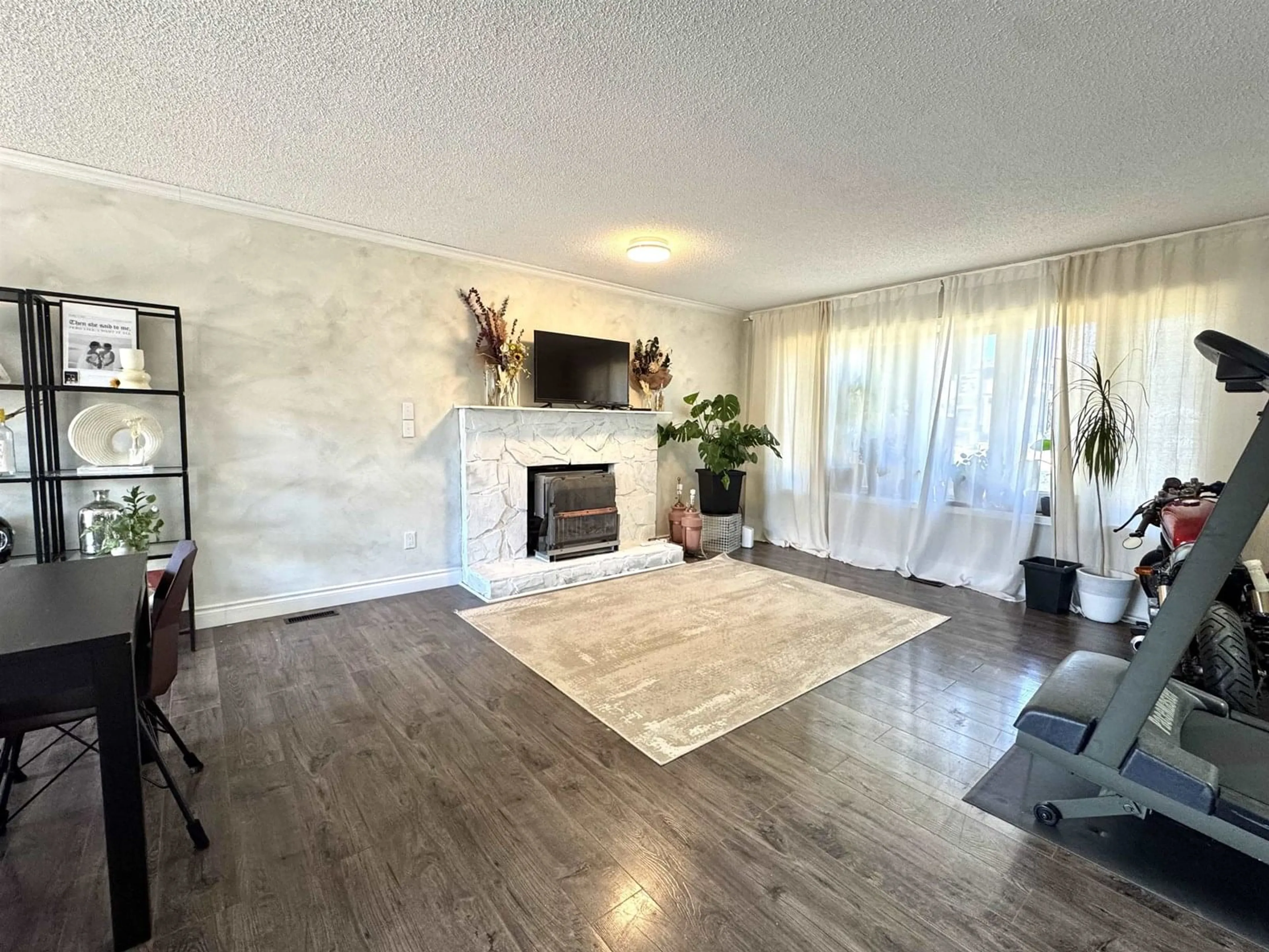 A pic of a room for 14976 96, Surrey British Columbia V3R1E7