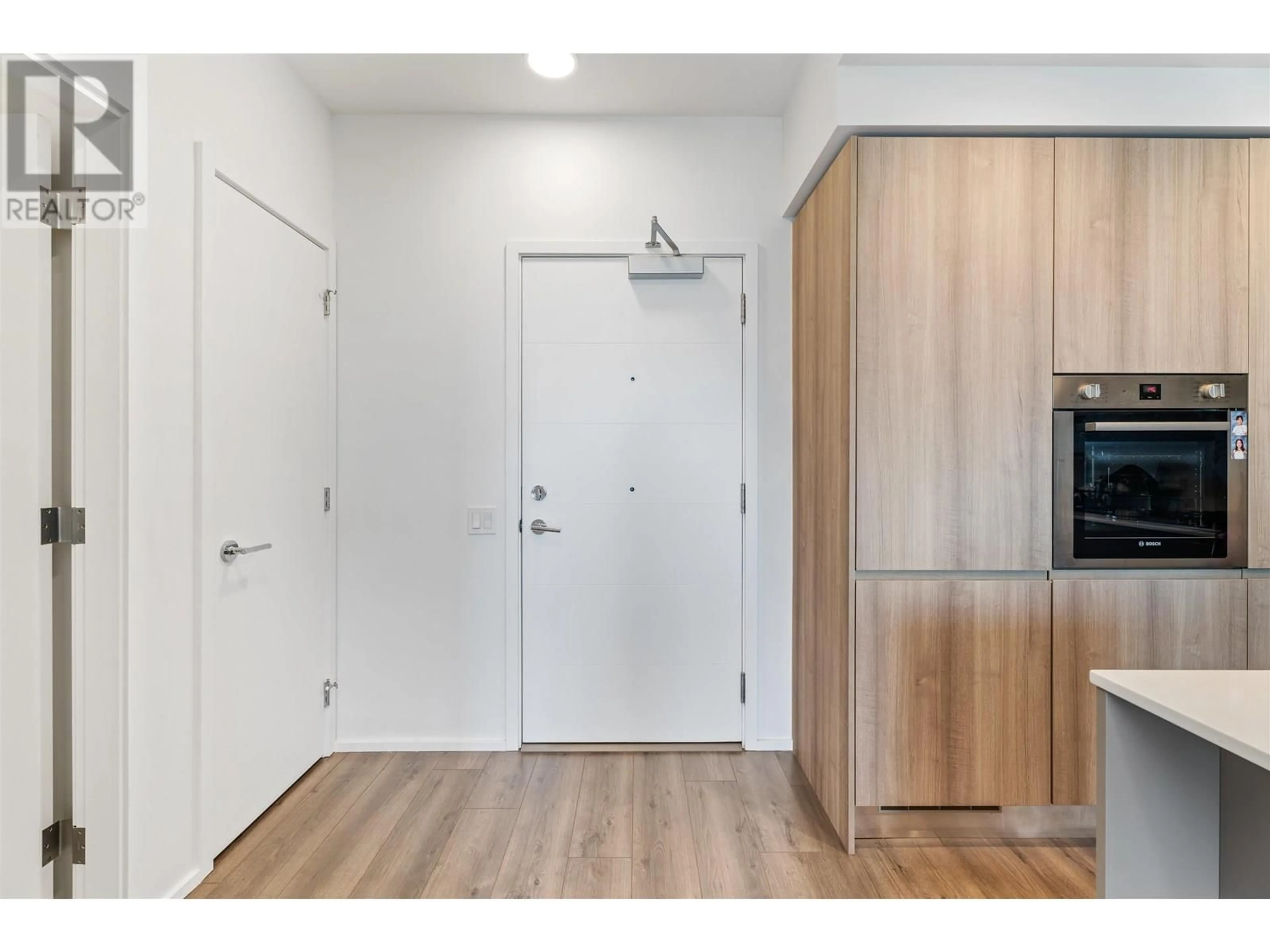 Indoor entryway for 807 - 3809 EVERGREEN PLACE, Burnaby British Columbia V3J0M1