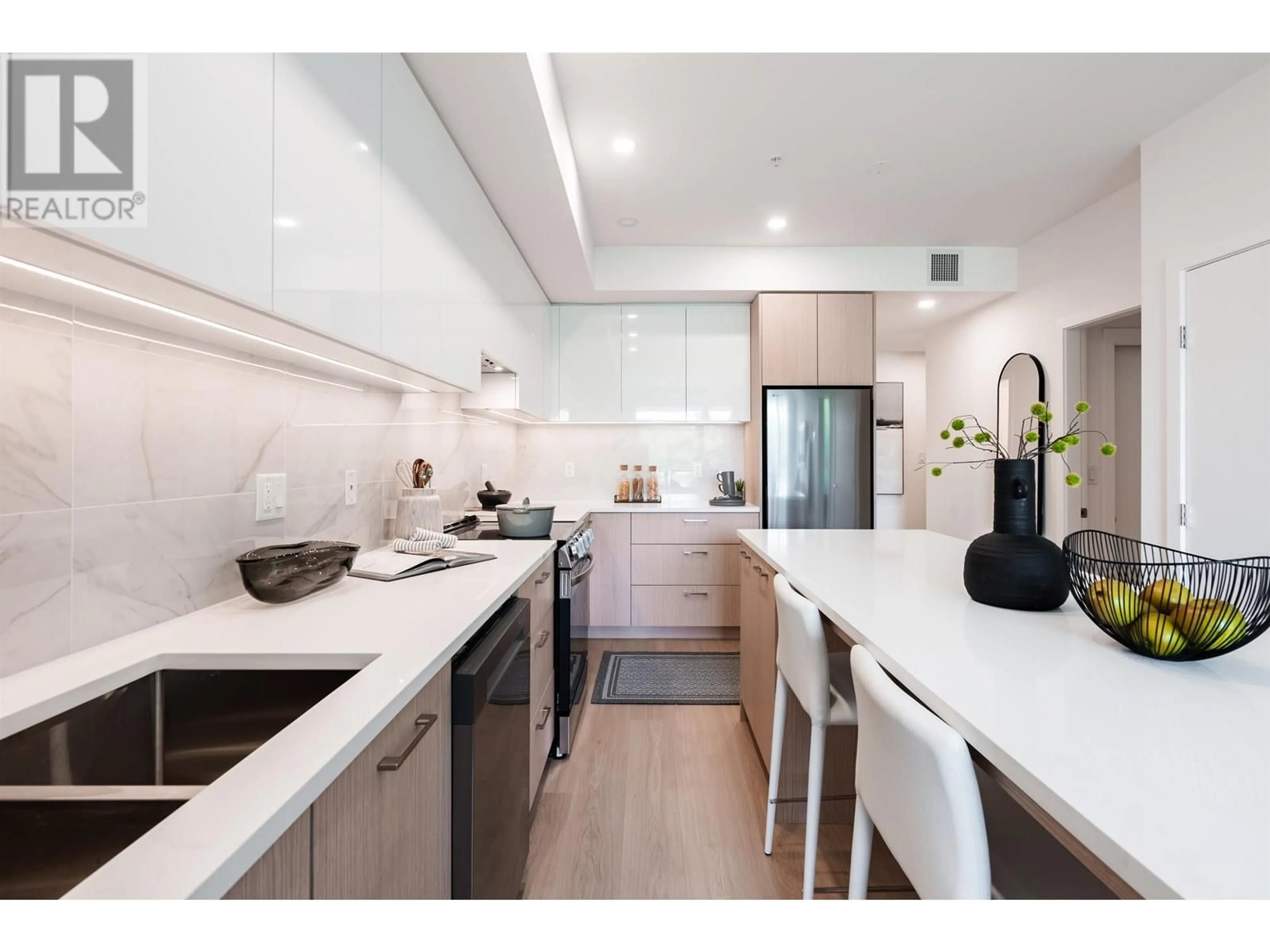 Contemporary kitchen, unknown for 212 - 154 JAMES ROAD, Port Moody British Columbia V0V0V0