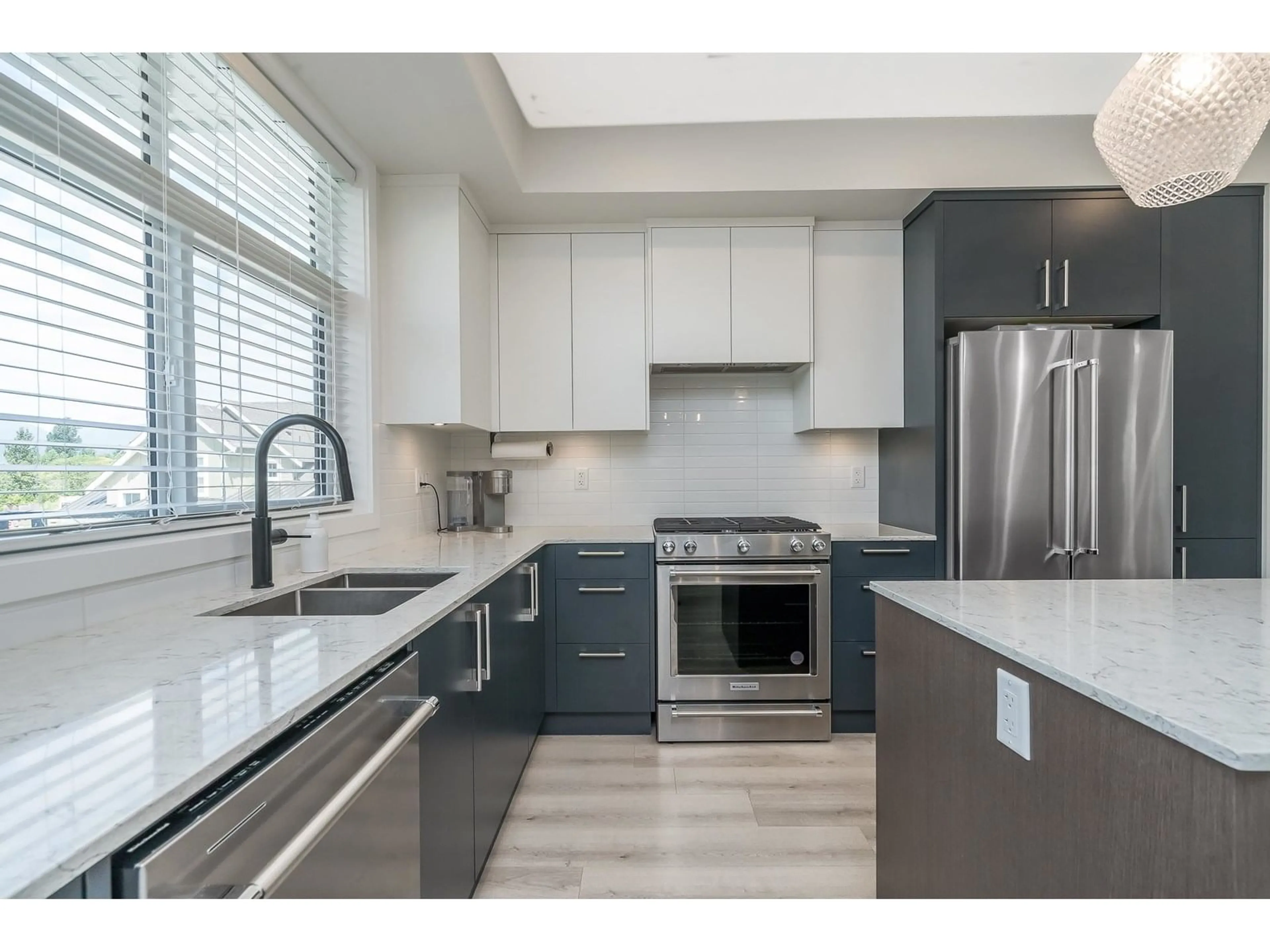 Contemporary kitchen, ceramic/tile floor for 159 - 46211 PROMONTORY ROAD, Chilliwack British Columbia V2R6E5