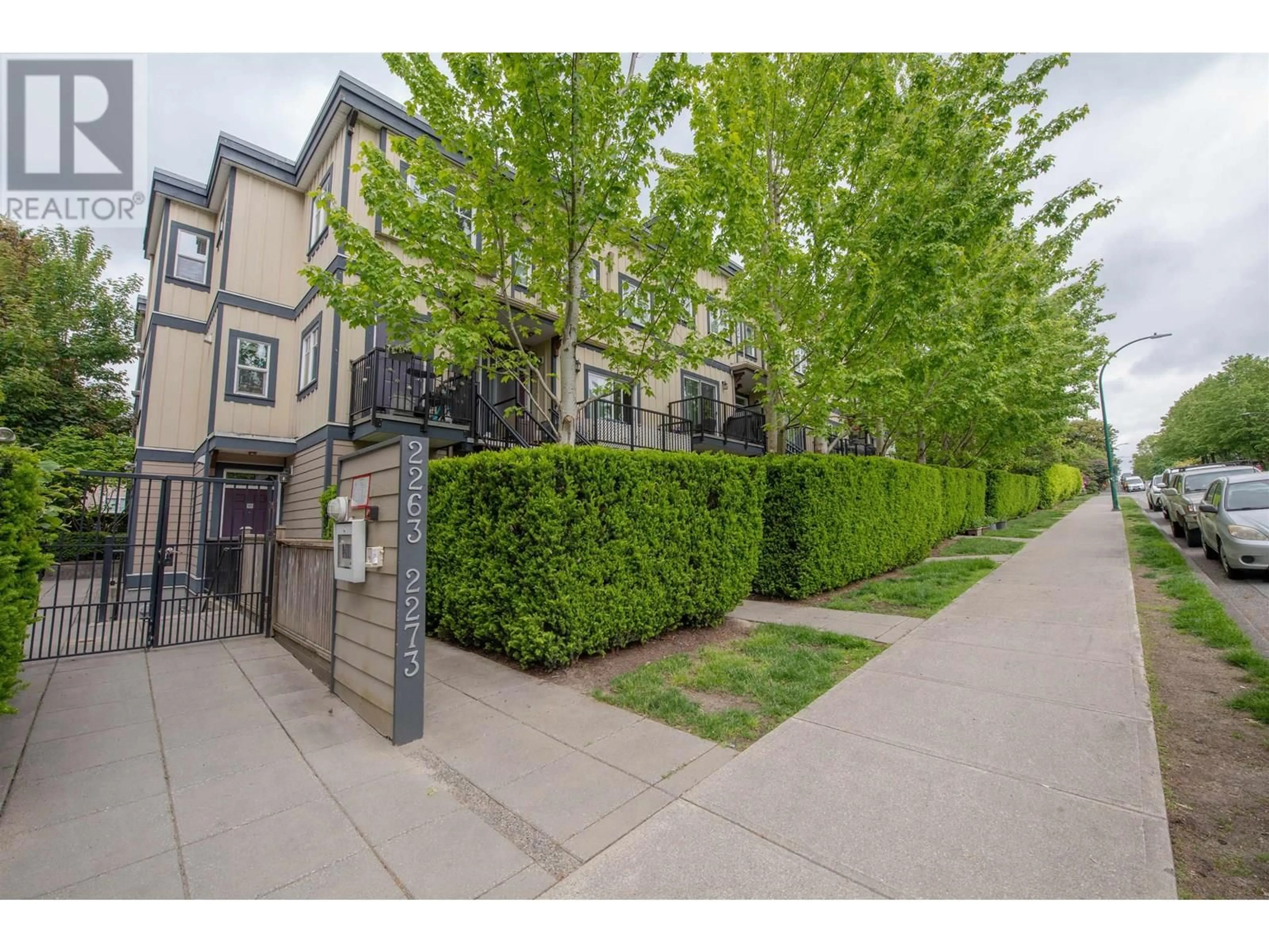 Patio, street for 207 - 2263 TRIUMPH STREET, Vancouver British Columbia V5L1L2