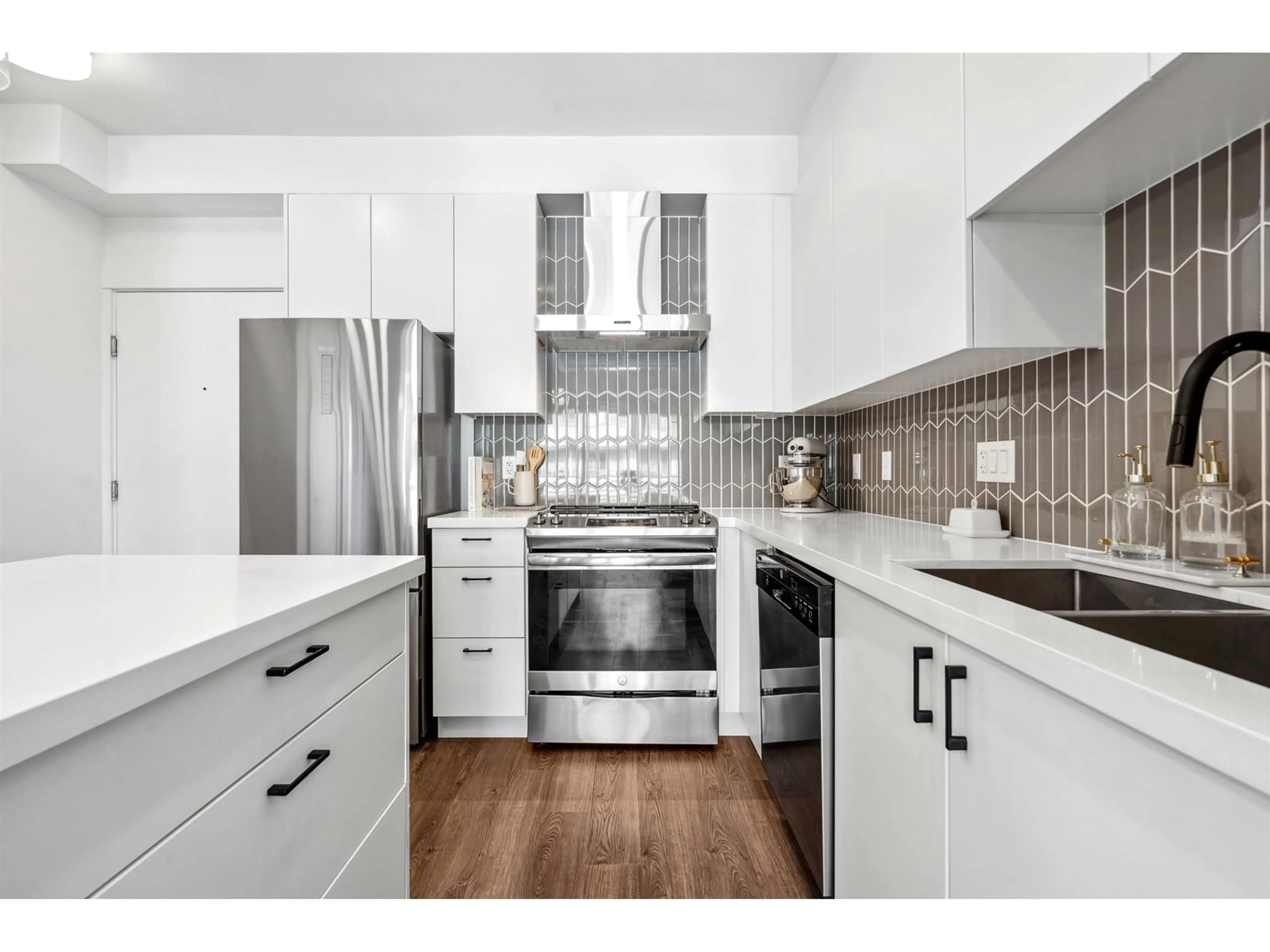 Contemporary kitchen, ceramic/tile floor for A512 - 20838 78B, Langley British Columbia V2Y3M1