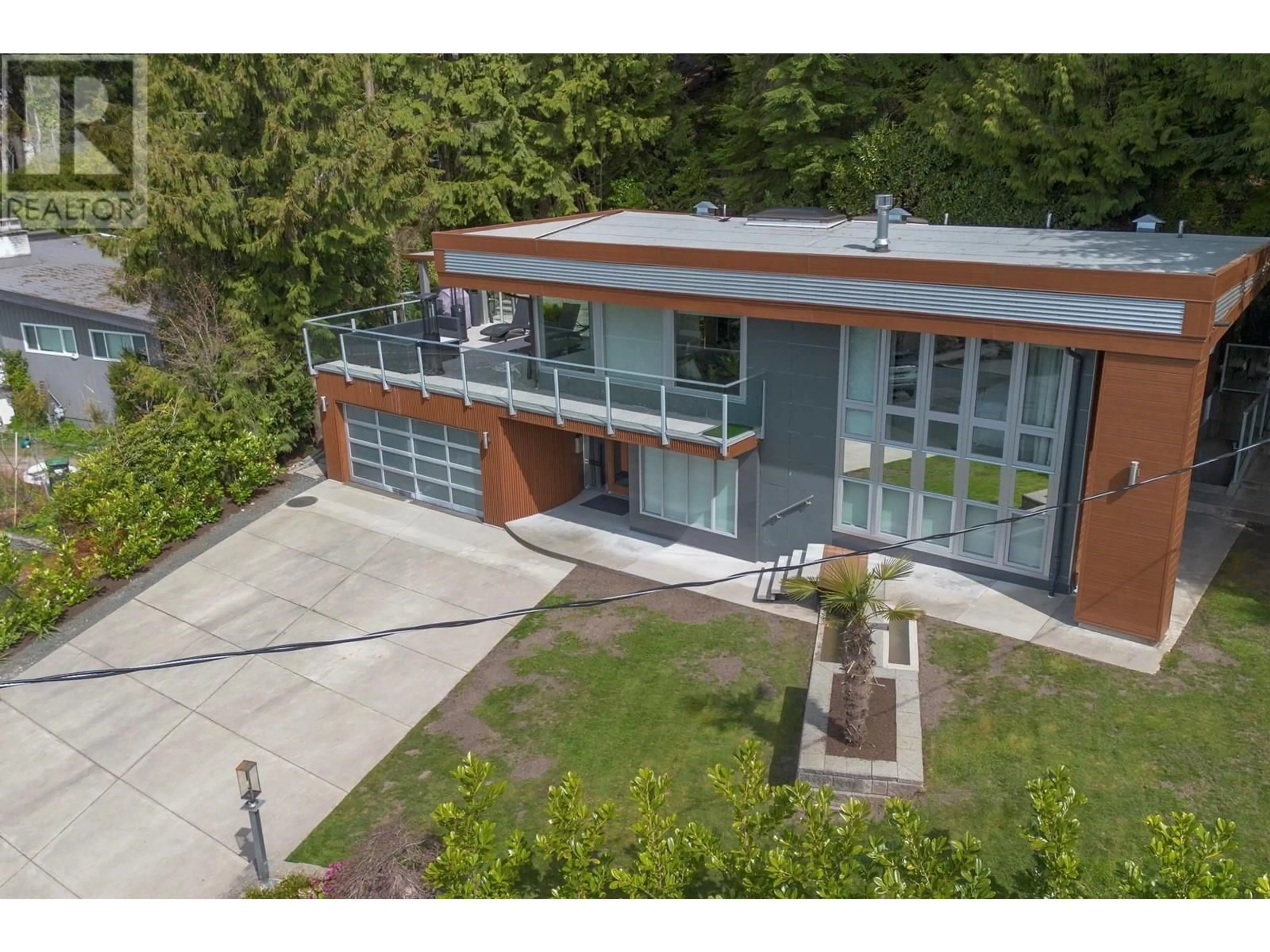 A pic from outside/outdoor area/front of a property/back of a property/a pic from drone, street for 568 PALISADE DRIVE, North Vancouver British Columbia V7R2J1