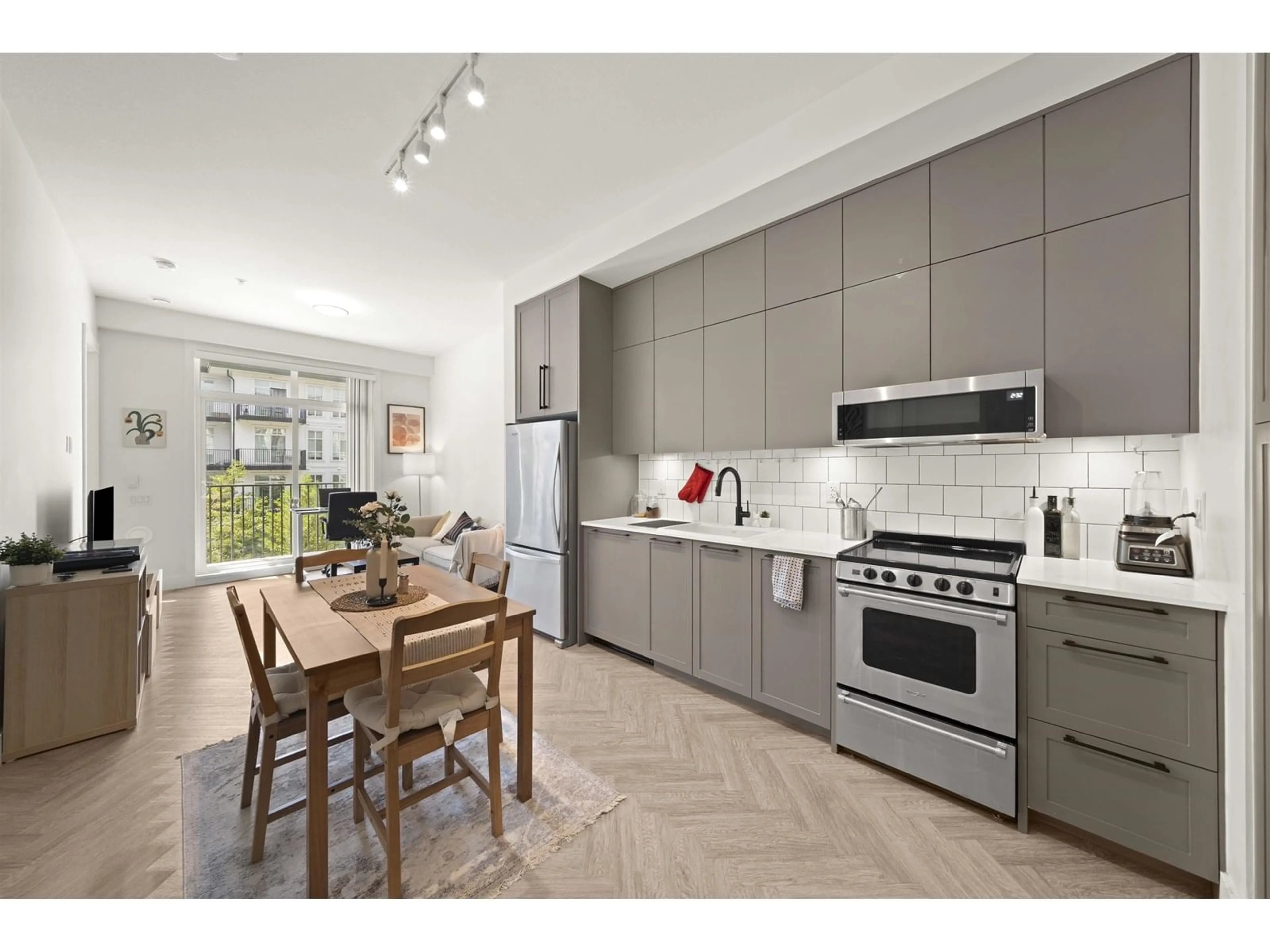 Open concept kitchen, ceramic/tile floor for 201 - 13933 105, Surrey British Columbia V3T0R6