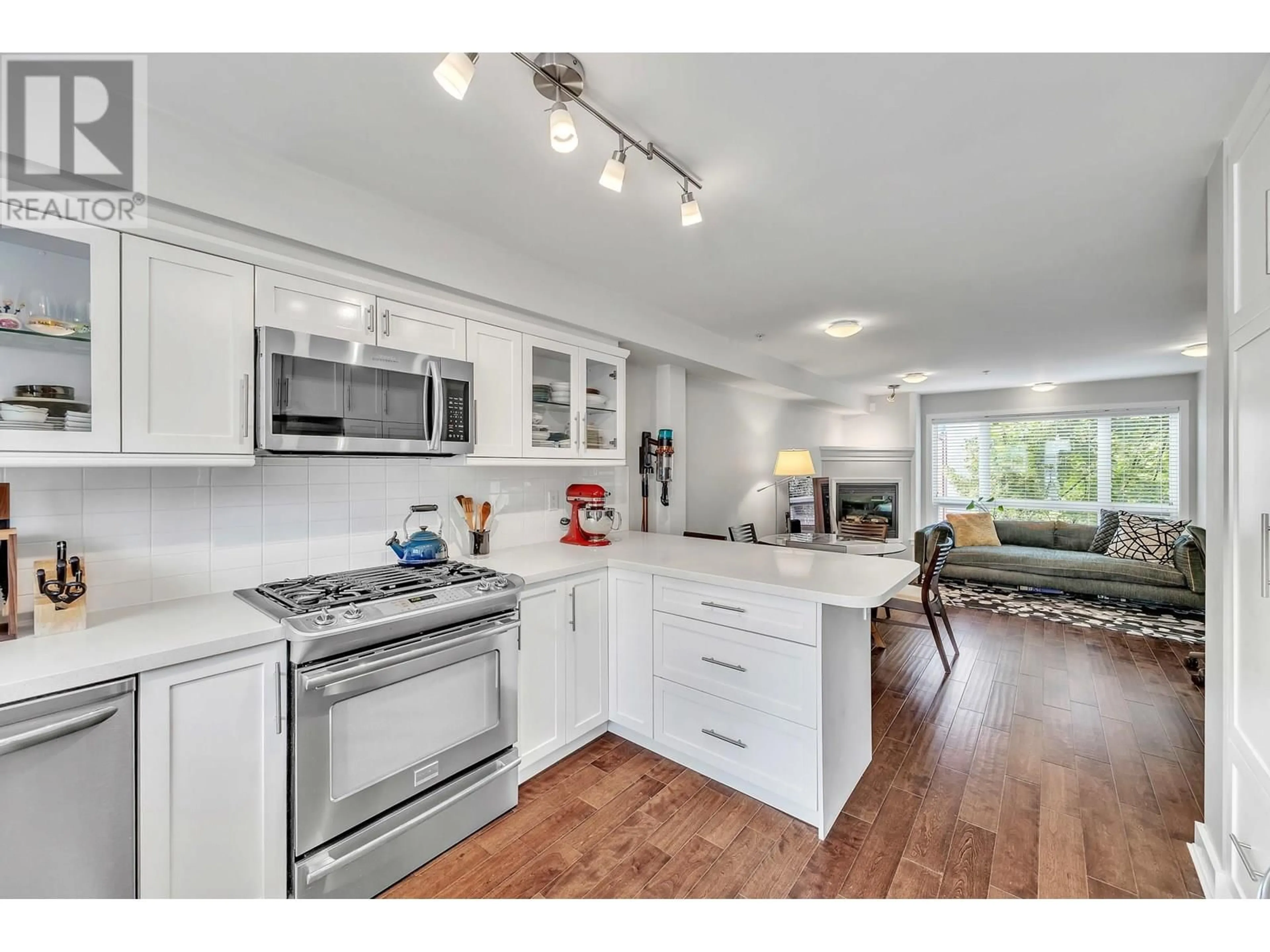 Open concept kitchen, wood/laminate floor for 201 - 3736 COMMERCIAL STREET, Vancouver British Columbia V5N4G2