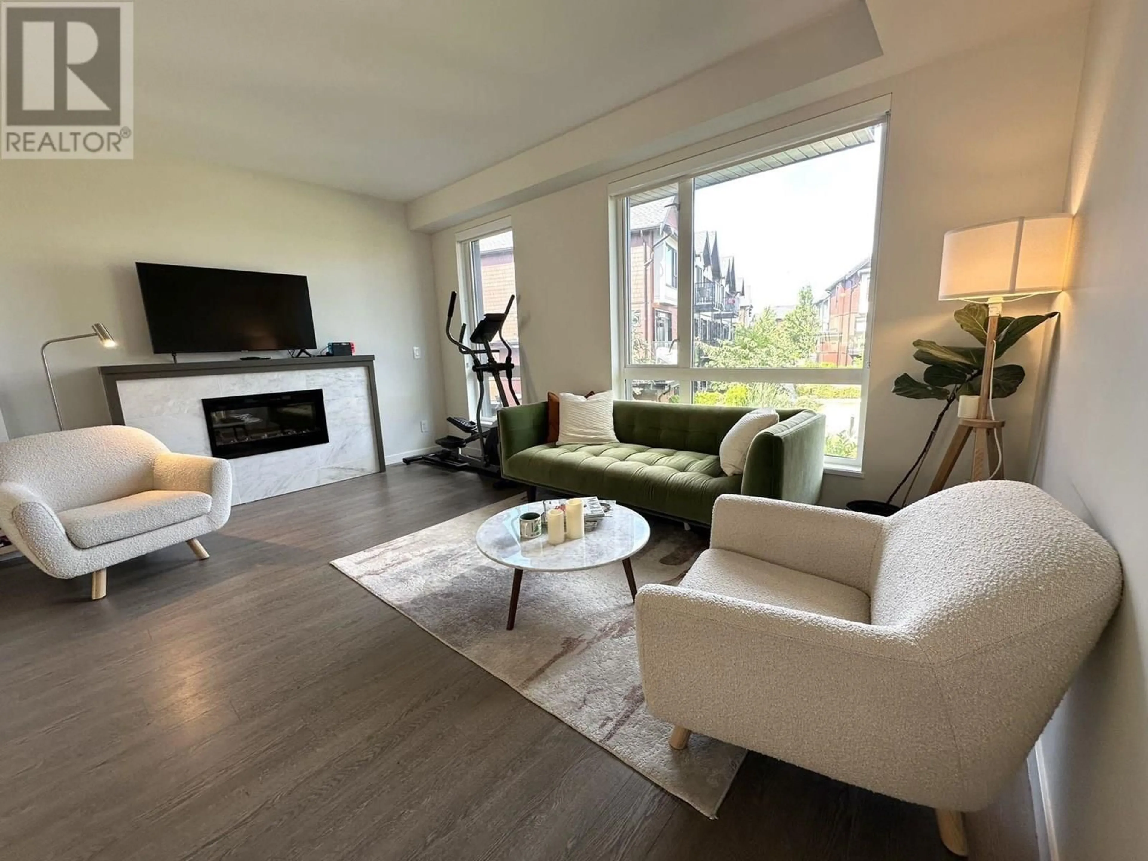 Living room with furniture, wood/laminate floor for 151 - 4738 HEMLOCK WAY, Tsawwassen British Columbia V4M0E3