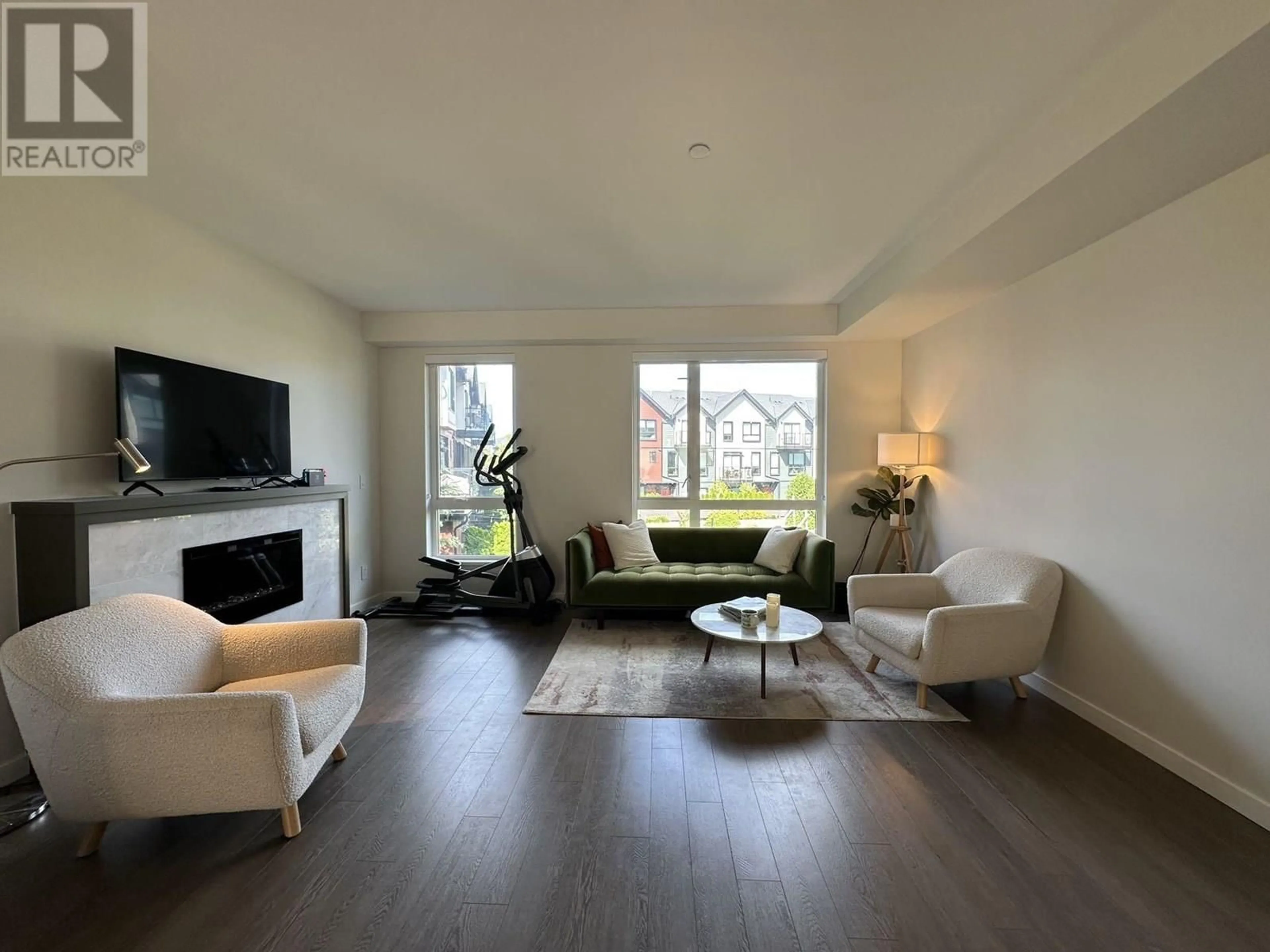 Living room with furniture, wood/laminate floor for 151 - 4738 HEMLOCK WAY, Tsawwassen British Columbia V4M0E3