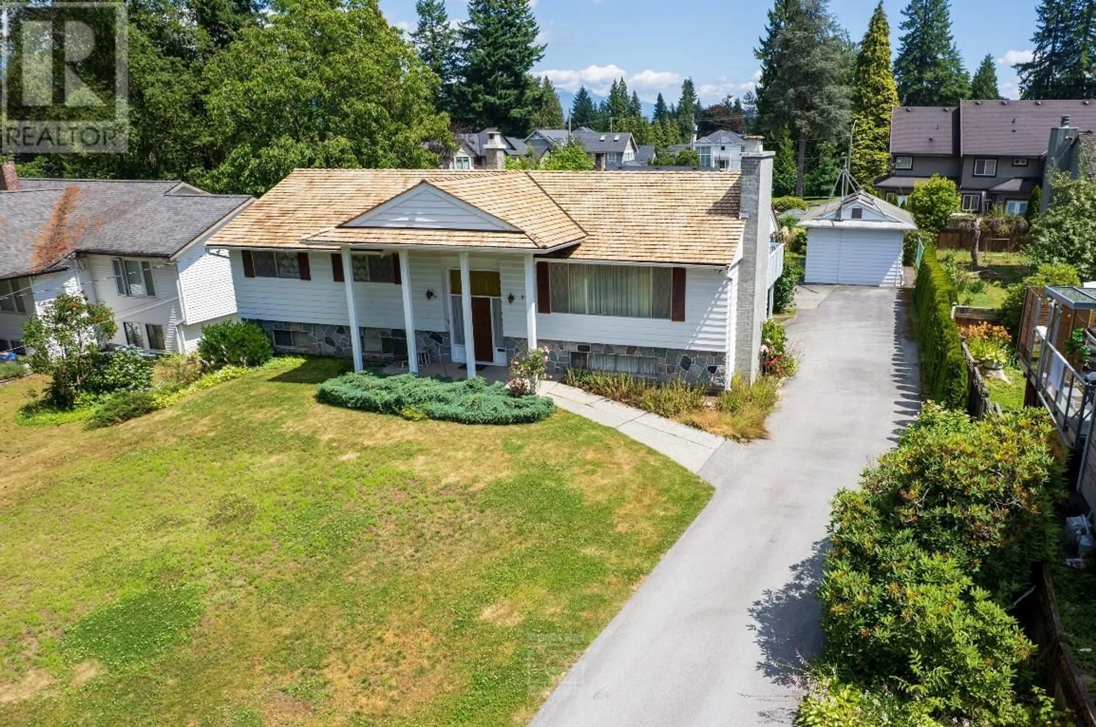 A pic from outside/outdoor area/front of a property/back of a property/a pic from drone, street for 945 LILLIAN STREET, Coquitlam British Columbia V3J5C6