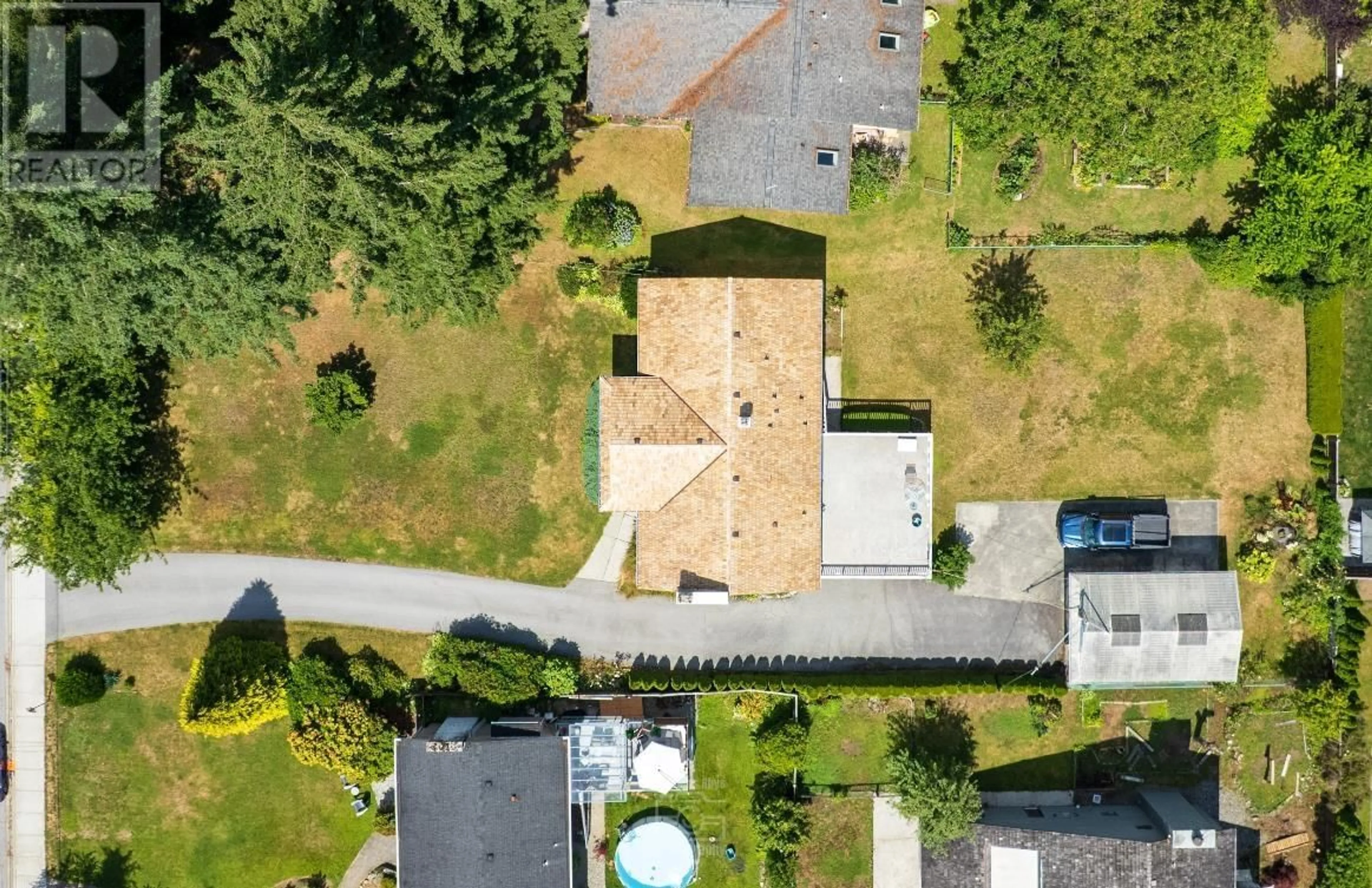 A pic from outside/outdoor area/front of a property/back of a property/a pic from drone, street for 945 LILLIAN STREET, Coquitlam British Columbia V3J5C6