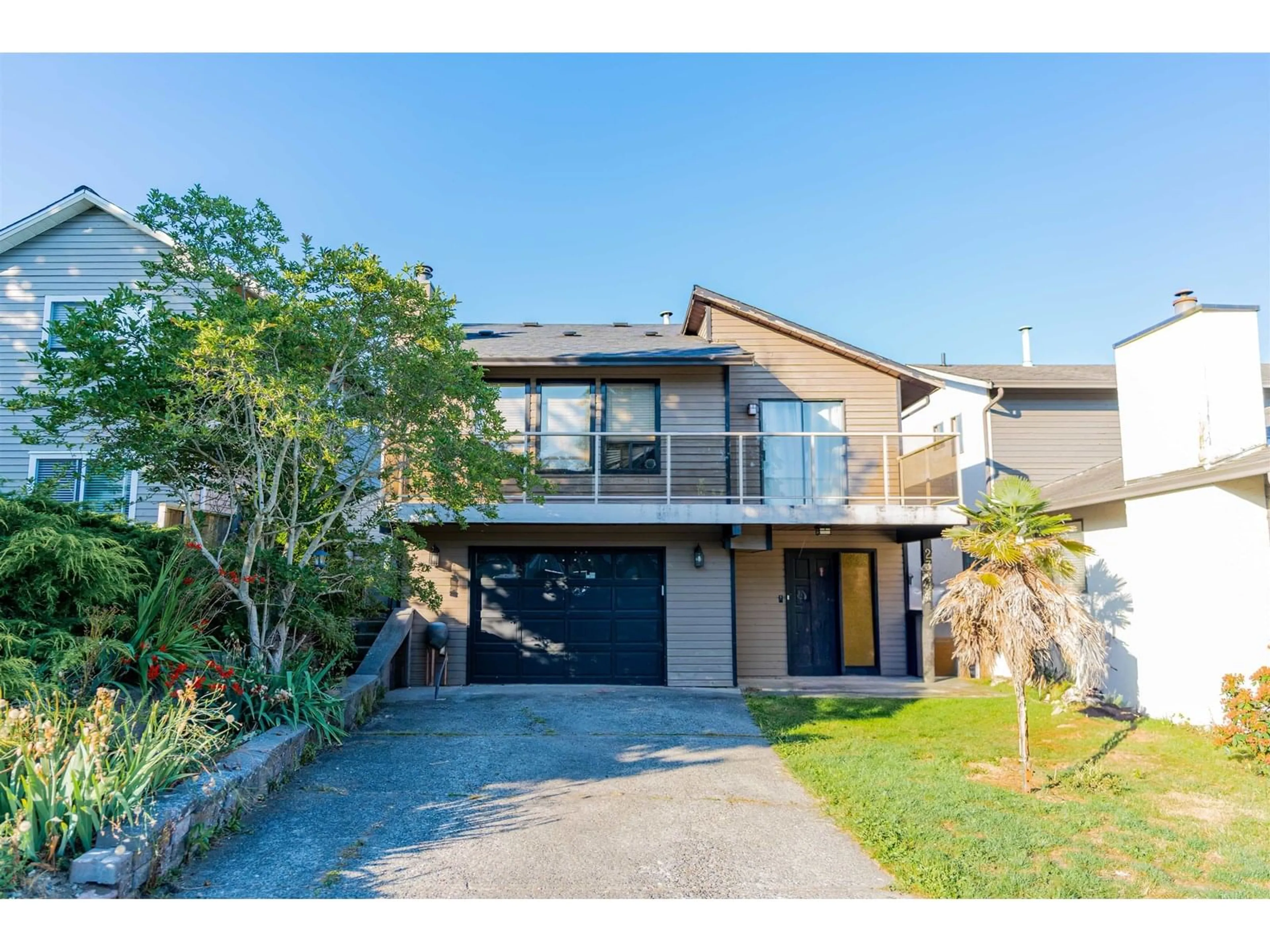 A pic from outside/outdoor area/front of a property/back of a property/a pic from drone, street for 2337 WAKEFIELD, Langley British Columbia V3V1V5