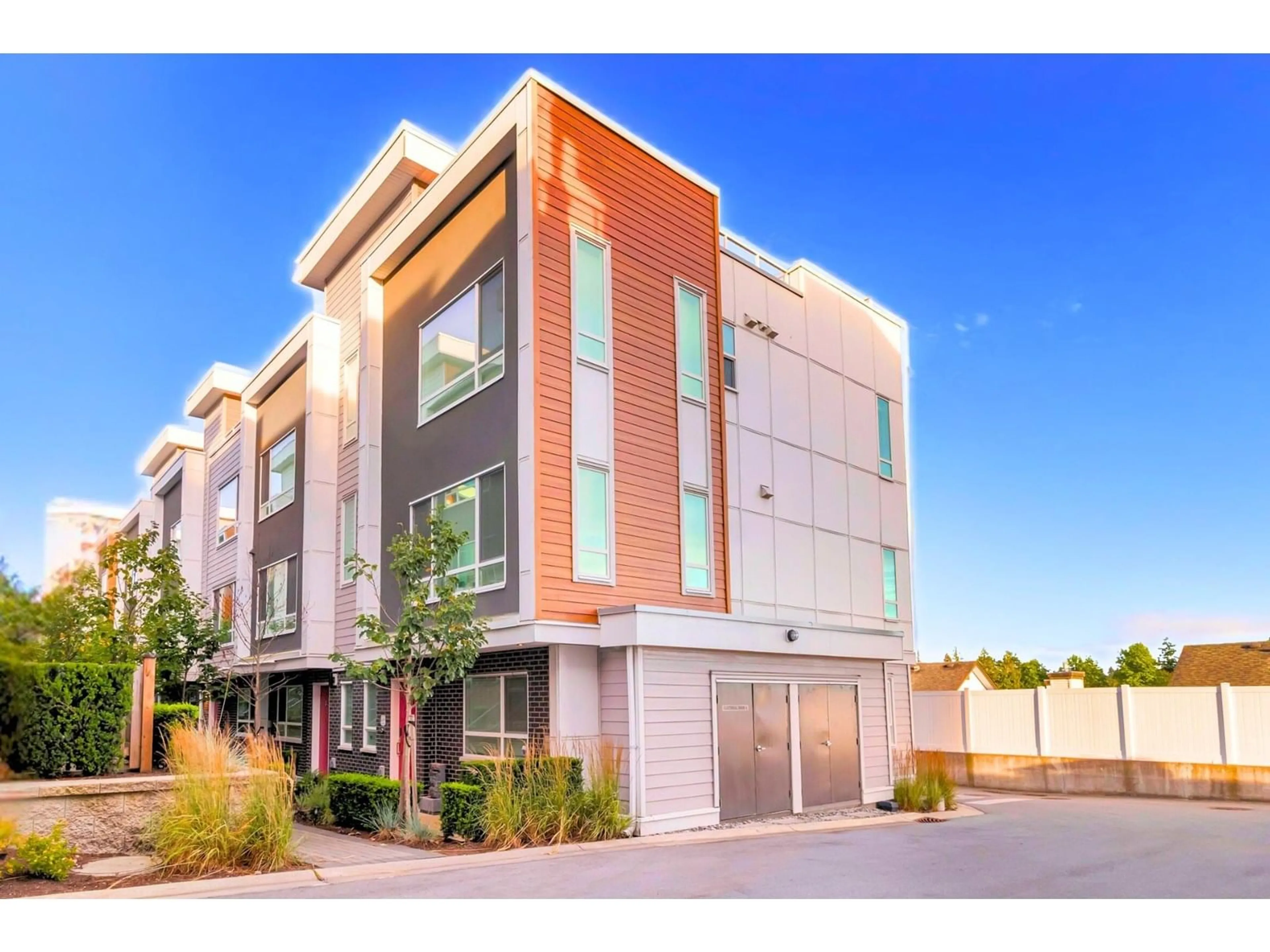 Home with brick exterior material, building for 41 - 19628 55A, Langley British Columbia V3A3X2