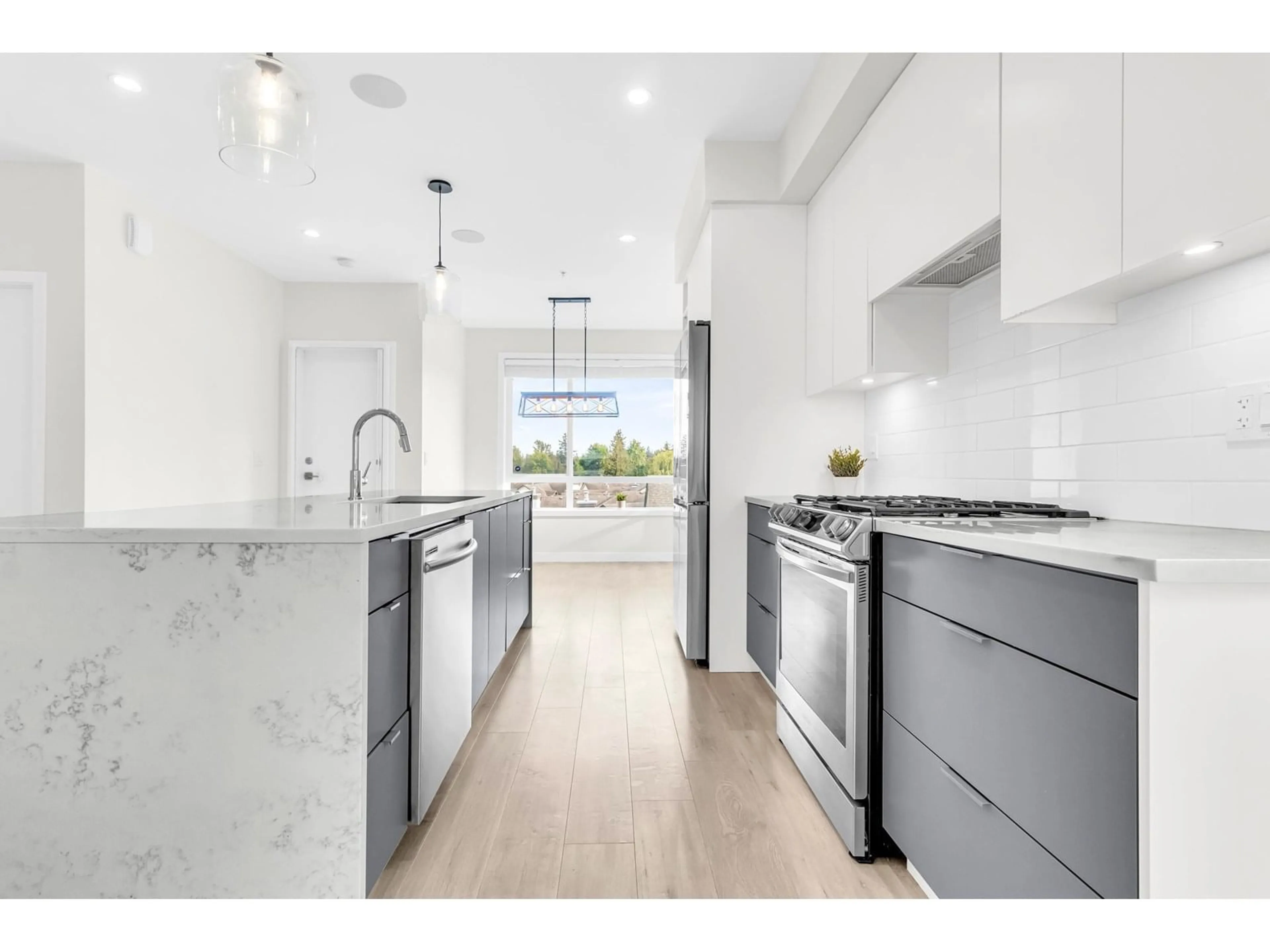 Open concept kitchen, ceramic/tile floor for 41 - 19628 55A, Langley British Columbia V3A3X2