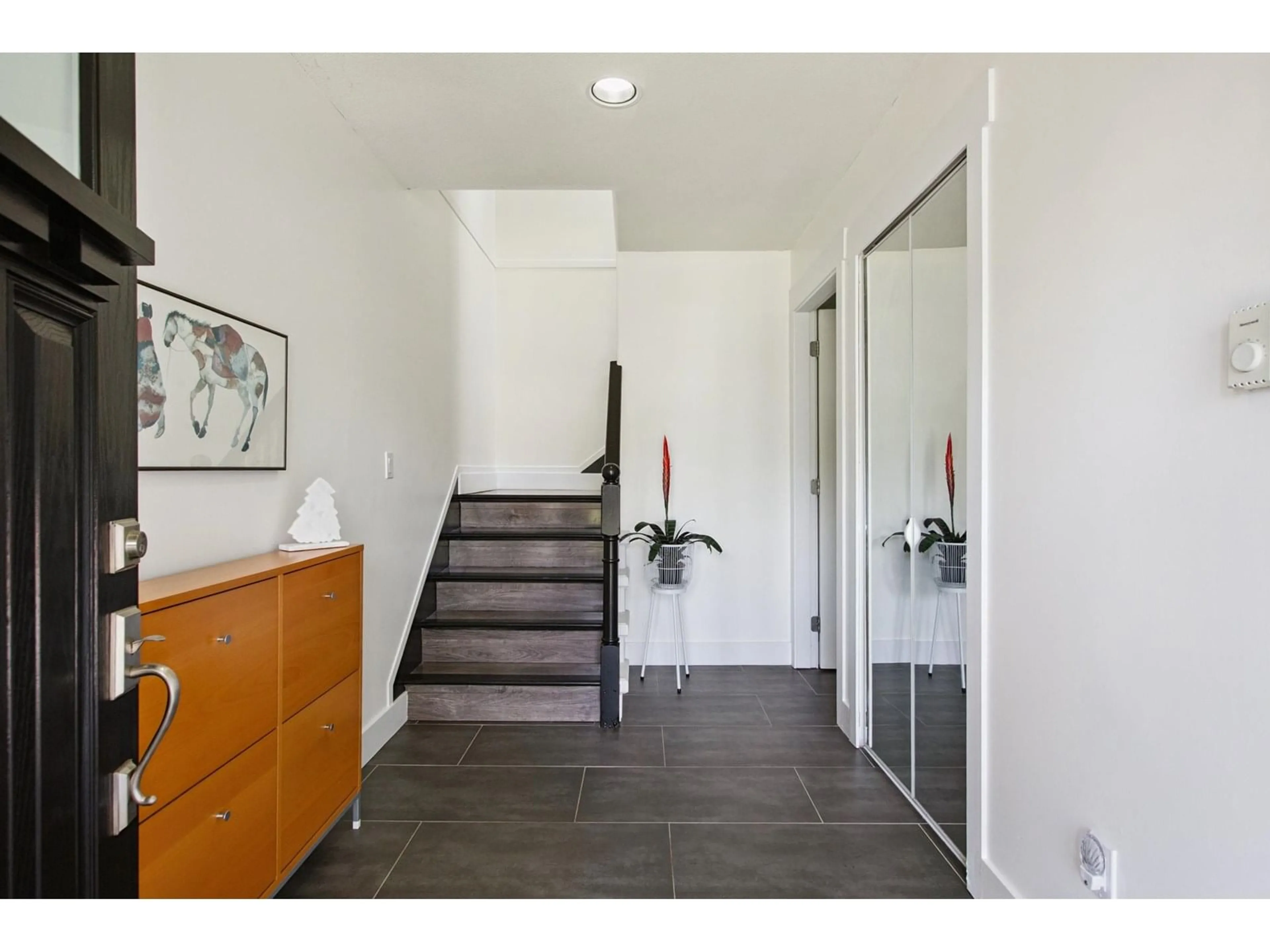 Indoor entryway for 11790 98, Surrey British Columbia V3V2J4