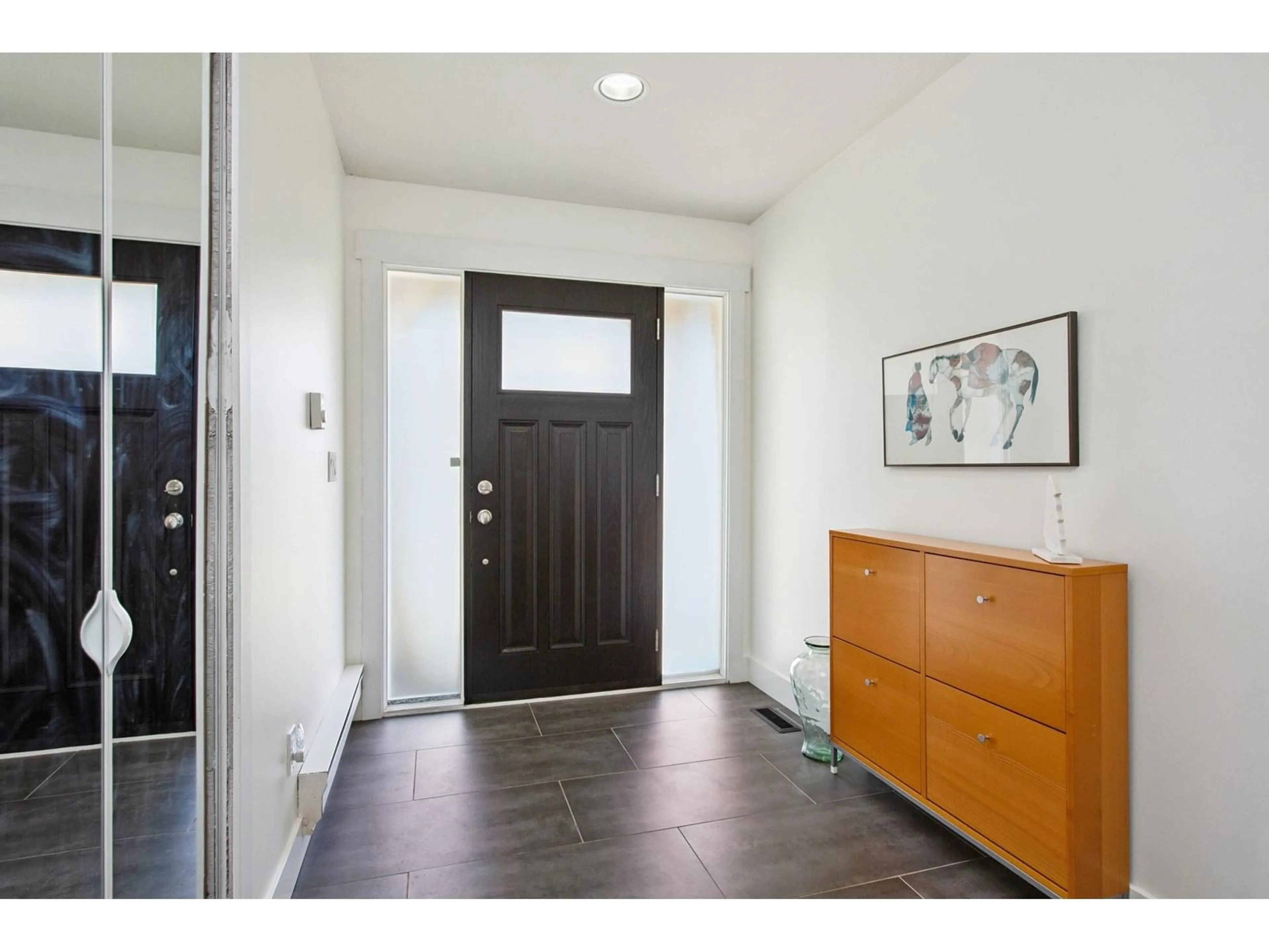 Indoor entryway for 11790 98, Surrey British Columbia V3V2J4