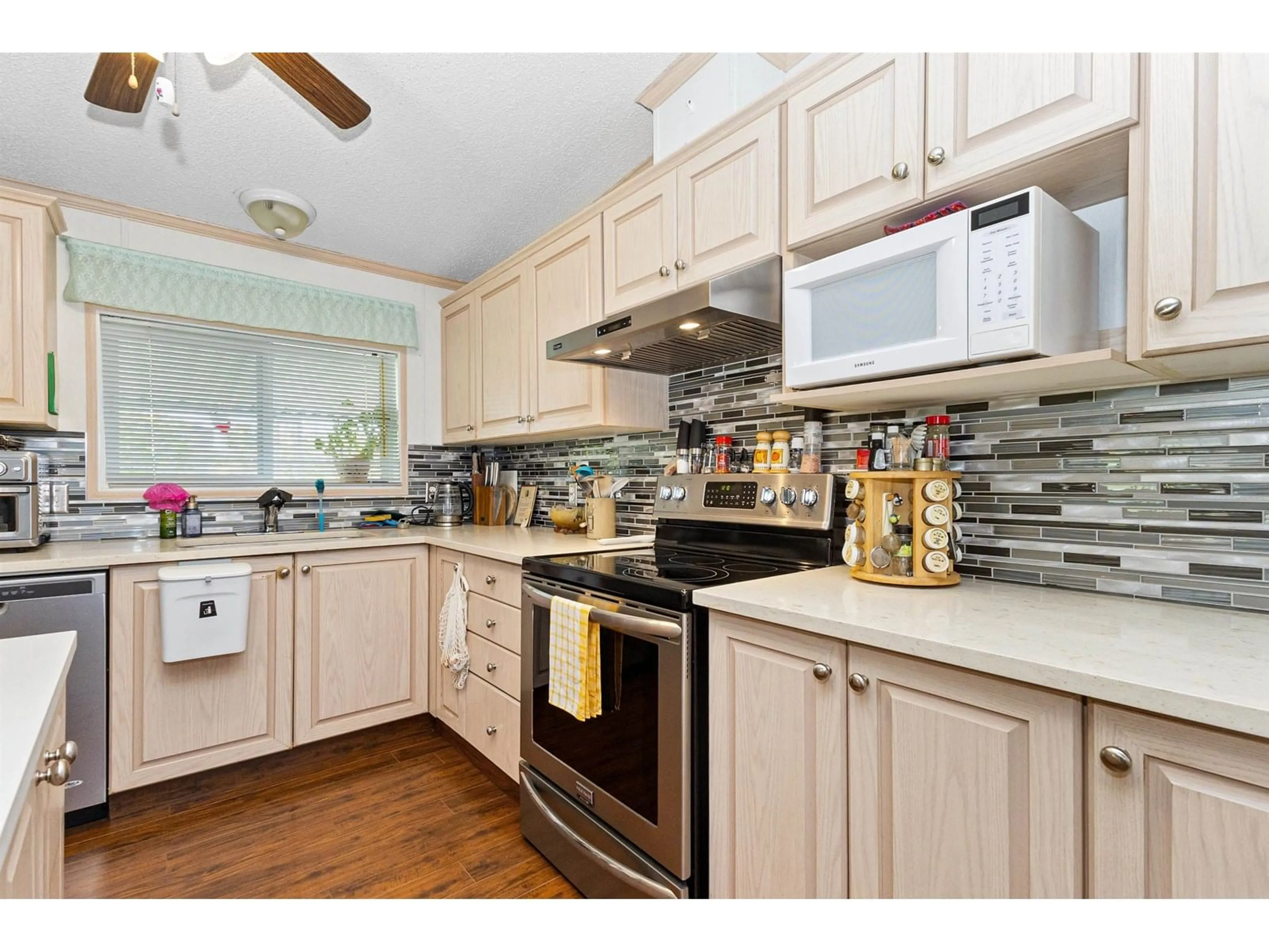 Open concept kitchen, wood/laminate floor for 14 - 2035 MARTEN, Abbotsford British Columbia V2T6M3