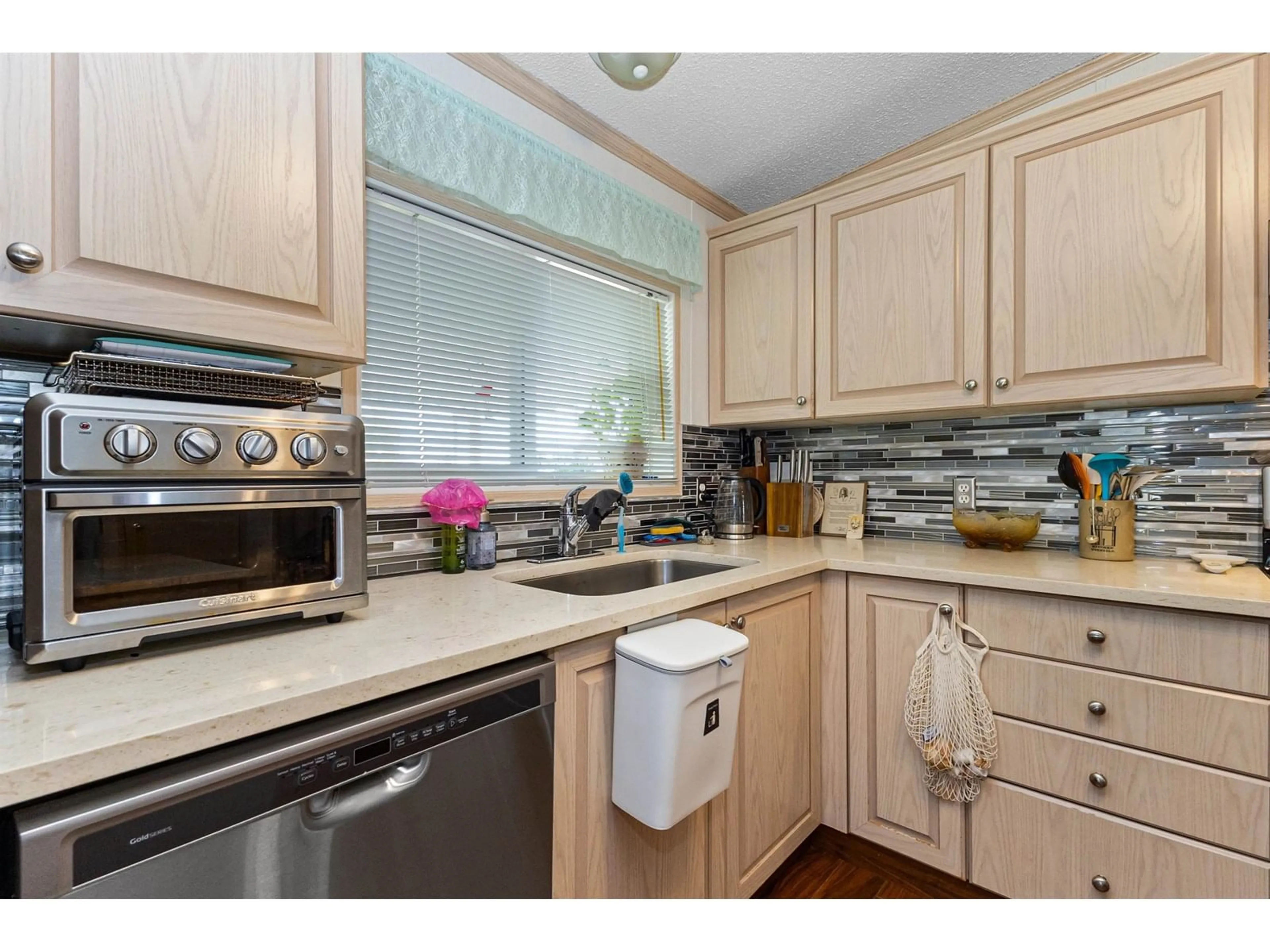 Standard kitchen, wood/laminate floor for 14 - 2035 MARTEN, Abbotsford British Columbia V2T6M3