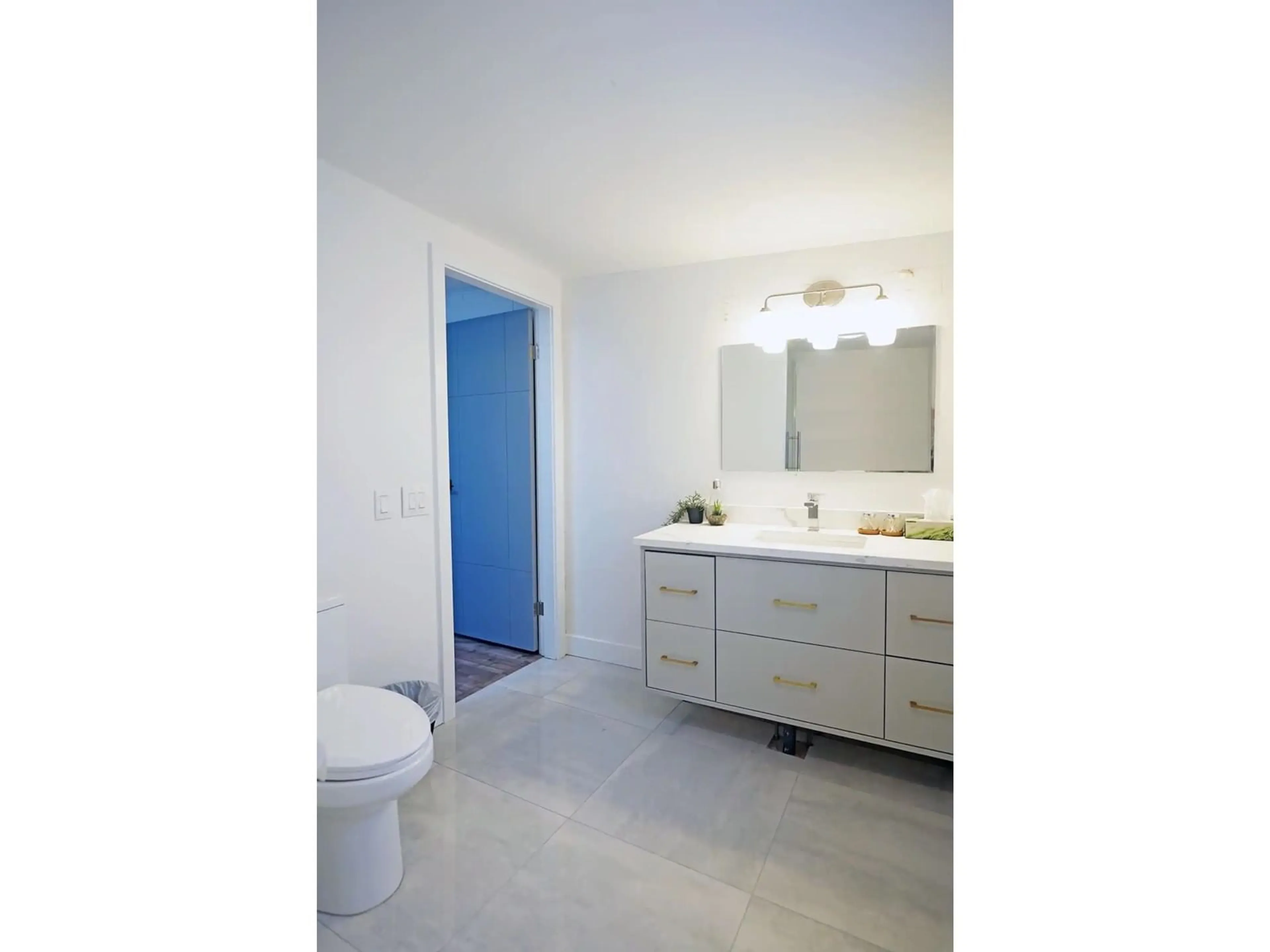 Contemporary bathroom, ceramic/tile floor for 15481 VICTORIA, White Rock British Columbia V4B1H6