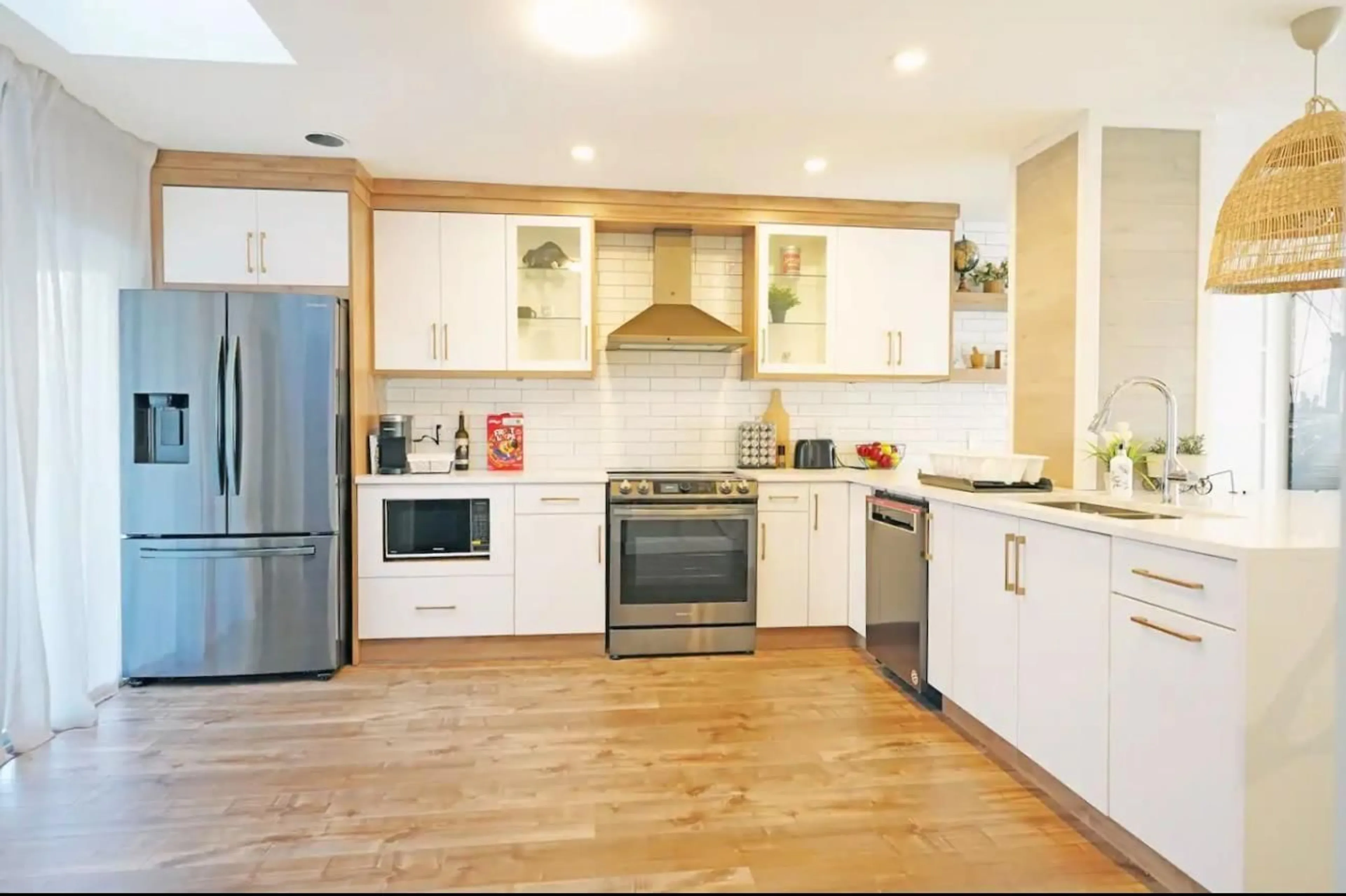 Open concept kitchen, wood/laminate floor for 15481 VICTORIA, White Rock British Columbia V4B1H6