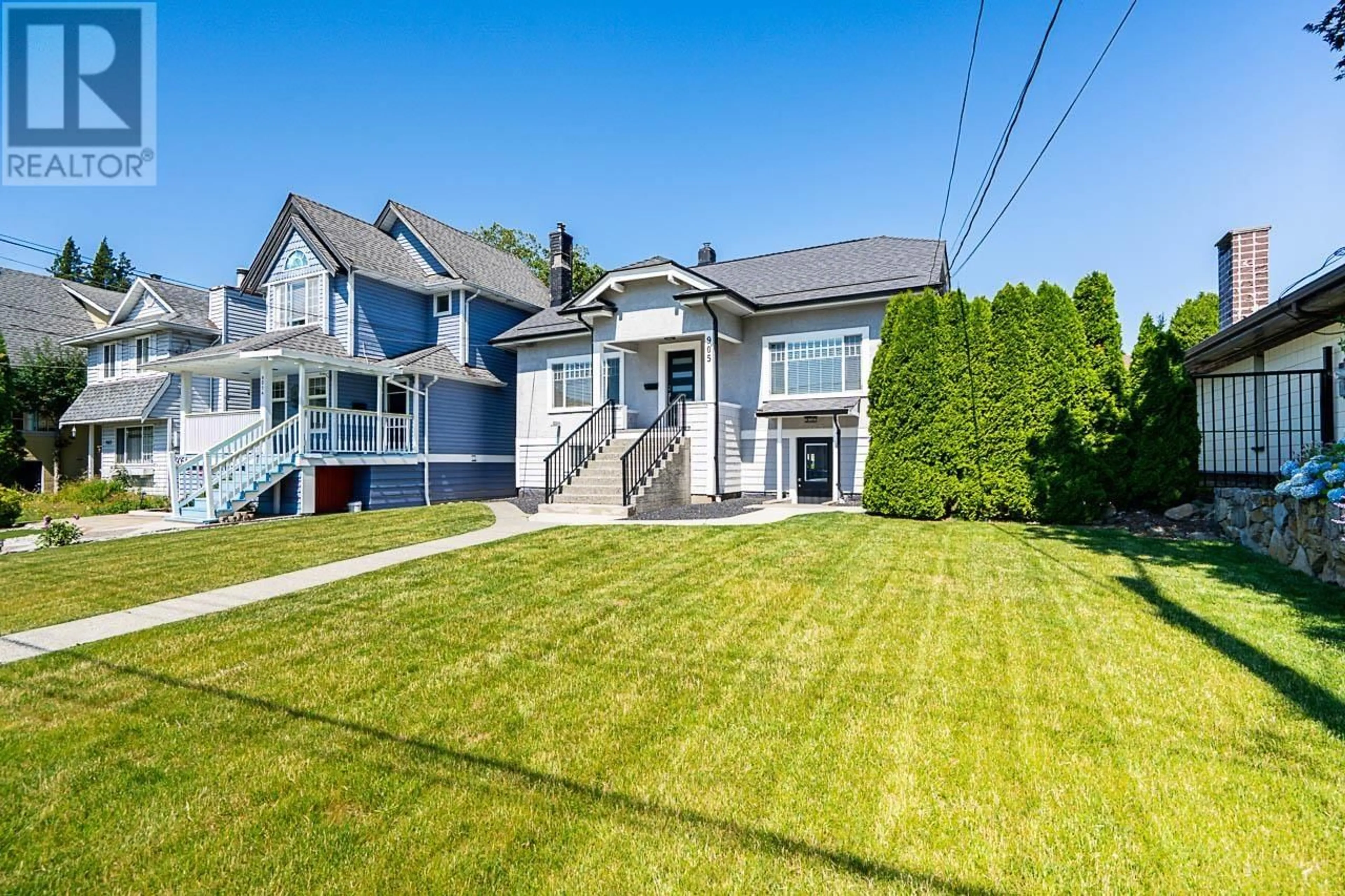 A pic from outside/outdoor area/front of a property/back of a property/a pic from drone, unknown for 905 EDINBURGH STREET, New Westminster British Columbia V3M2V2