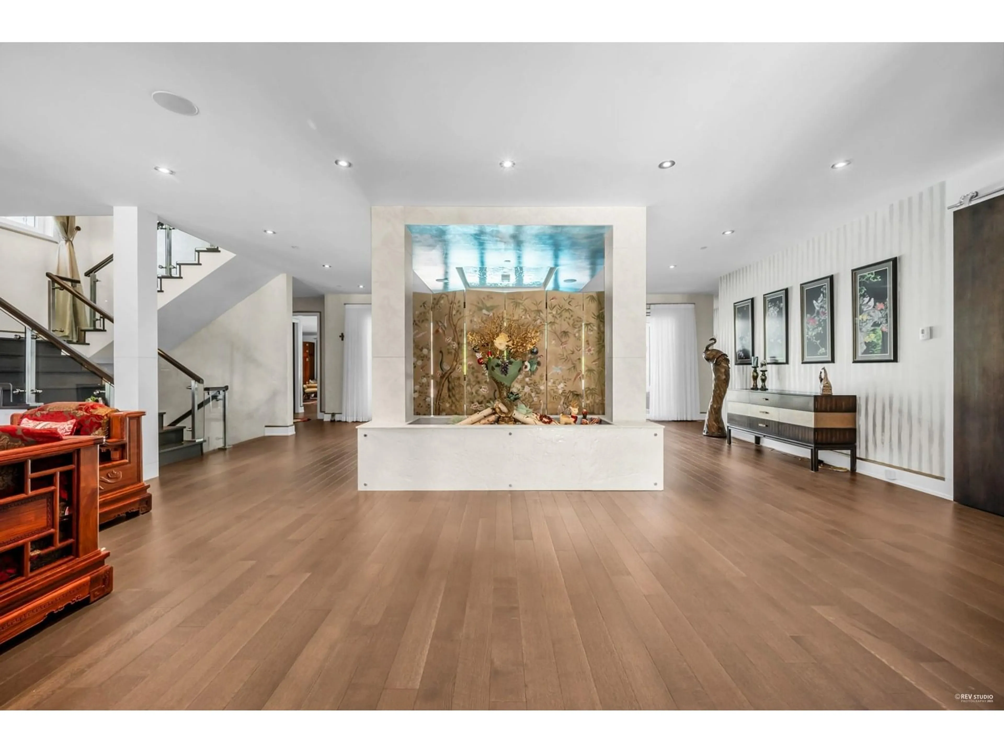 Indoor foyer for 13657 MARINE, White Rock British Columbia V4B1A3