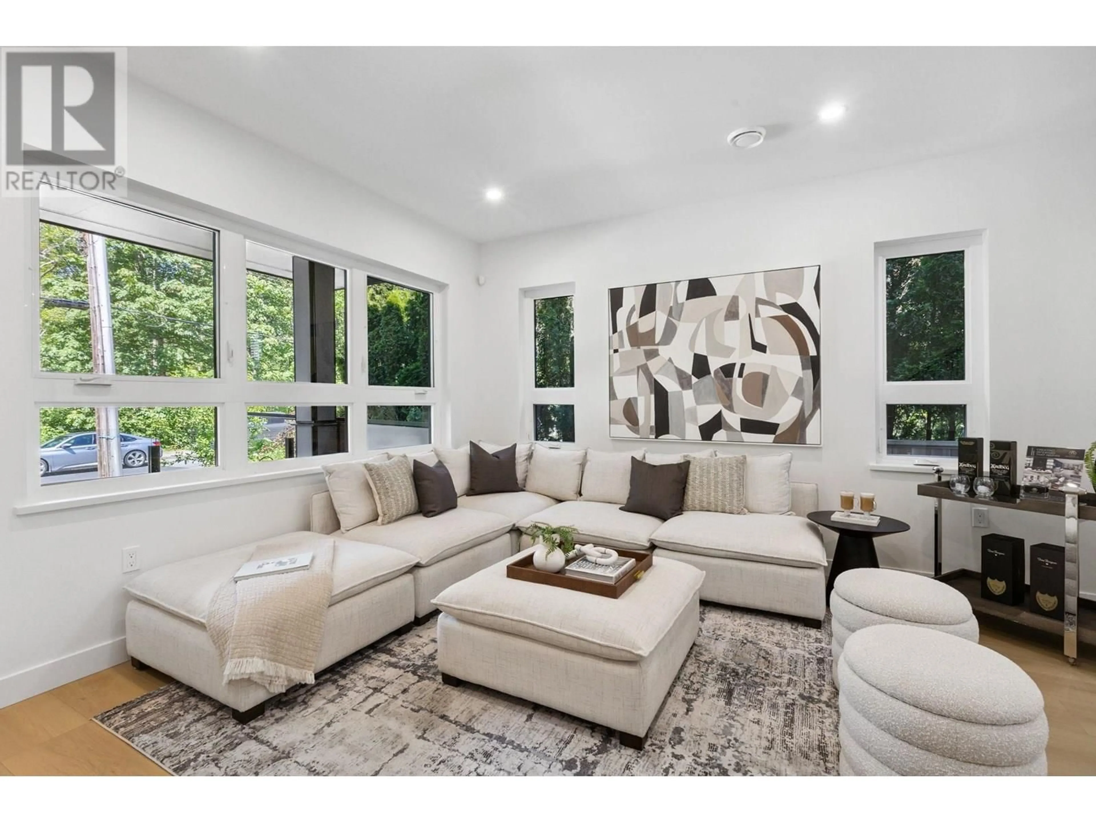 Living room with furniture, unknown for 846 ST. DENIS AVENUE, North Vancouver British Columbia V7J2G4