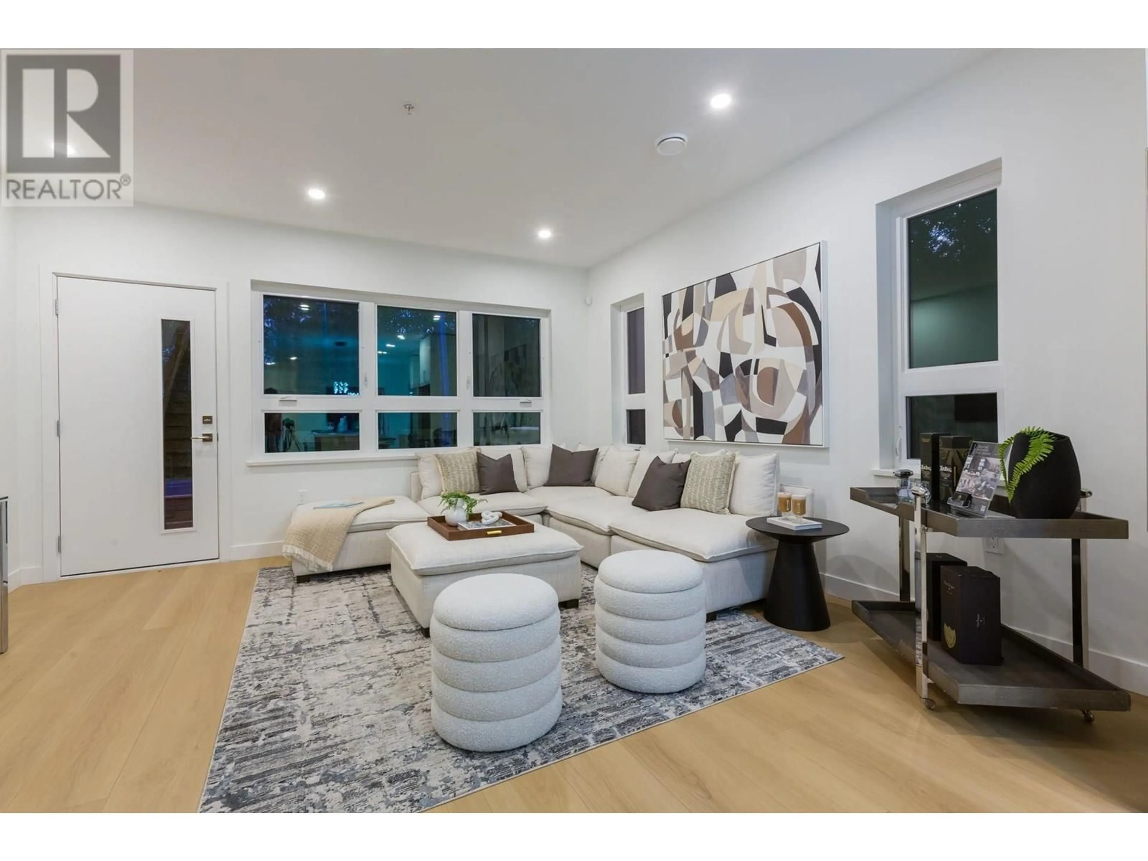 Living room with furniture, unknown for 846 ST. DENIS AVENUE, North Vancouver British Columbia V7J2G4