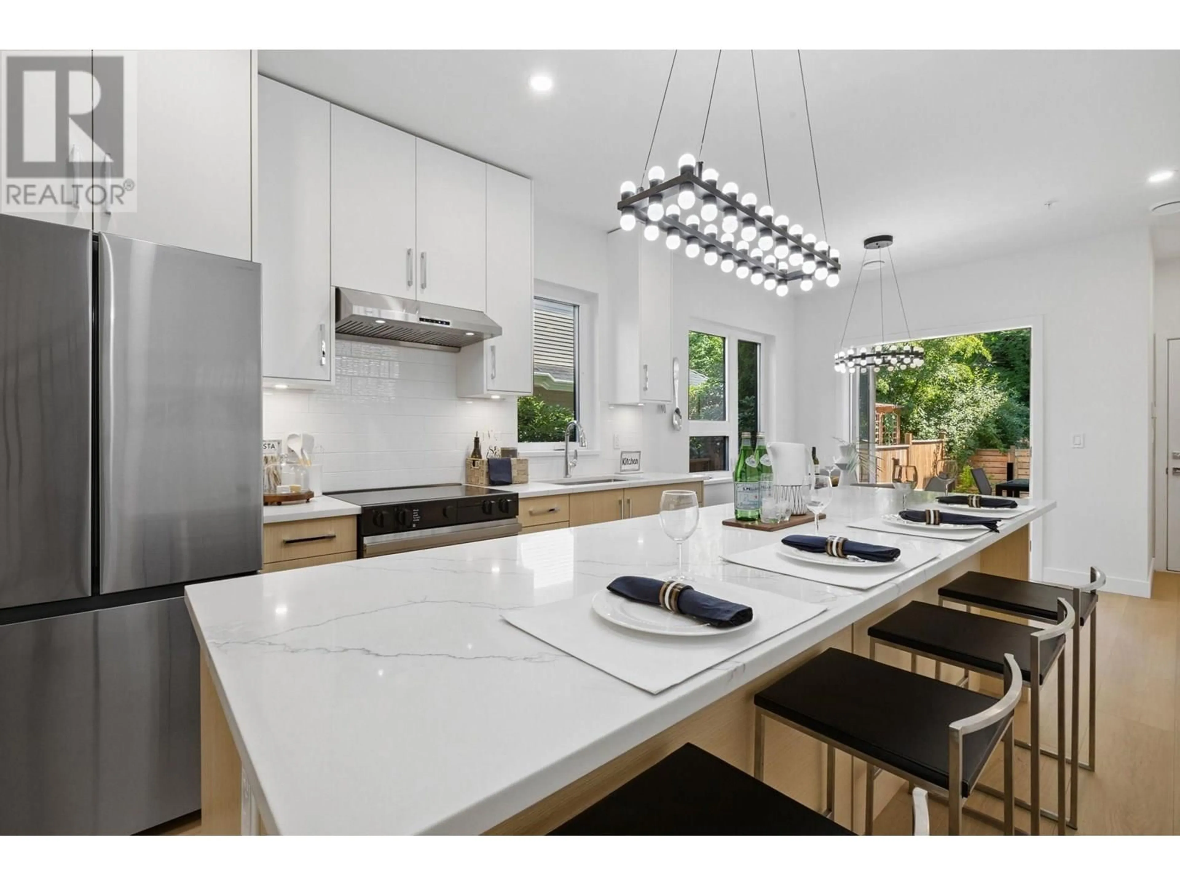 Open concept kitchen, ceramic/tile floor for 846 ST. DENIS AVENUE, North Vancouver British Columbia V7J2G4
