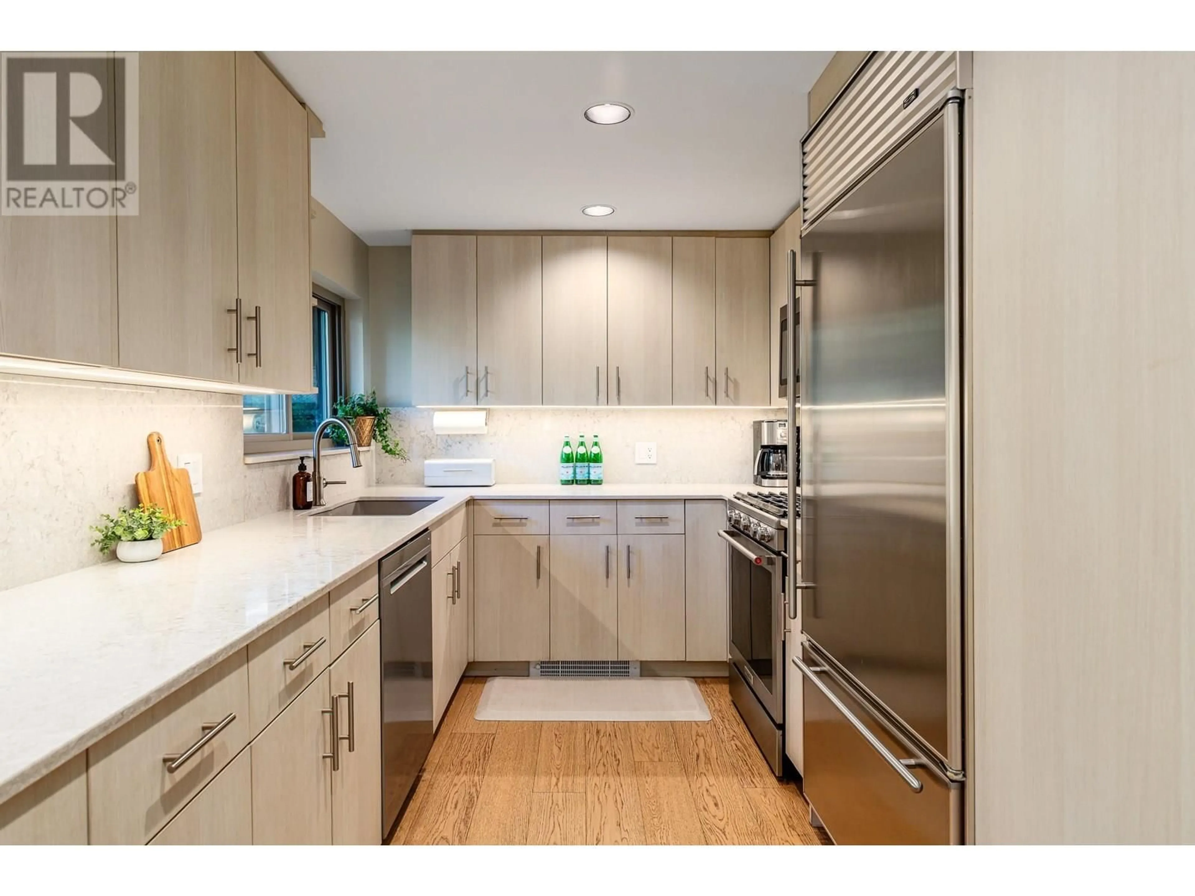 Contemporary kitchen, unknown for 9167 EMERALD DRIVE, Whistler British Columbia V8E0G5