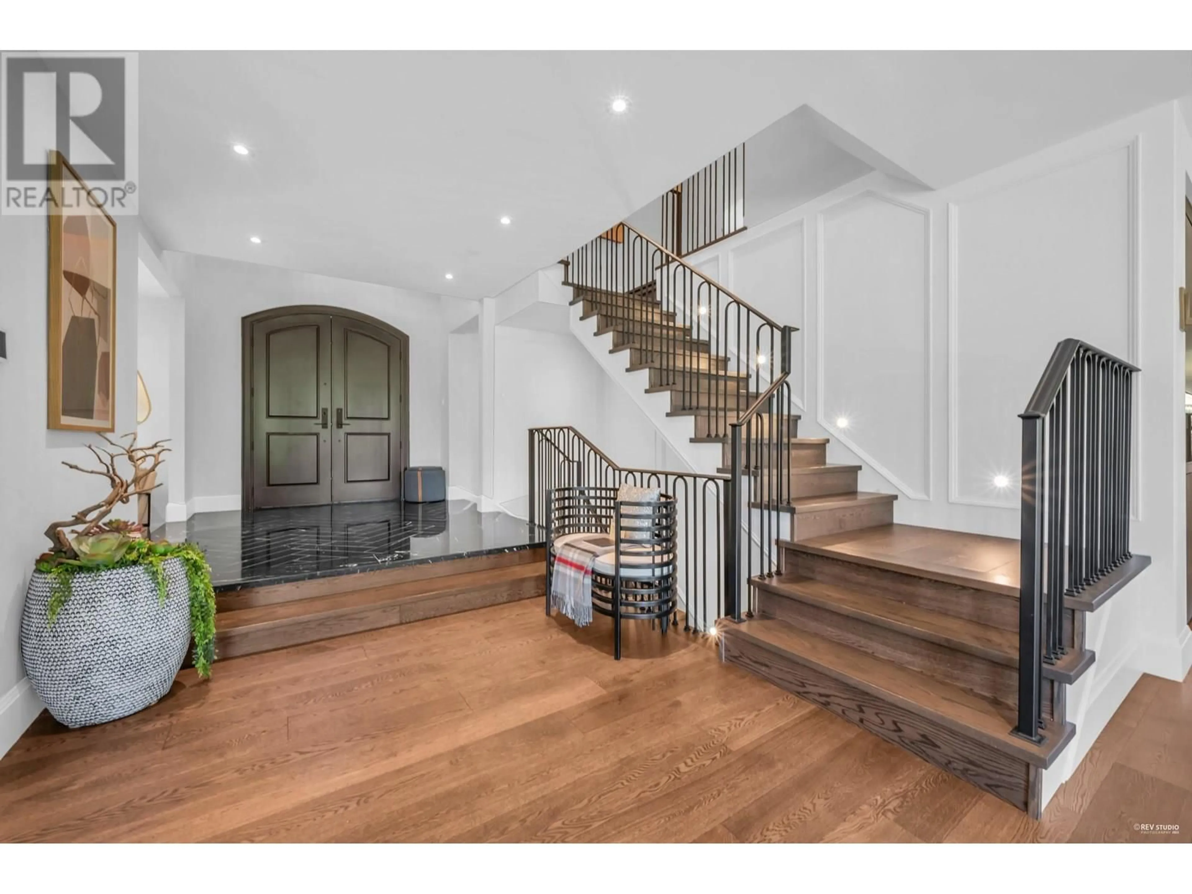 Indoor entryway for 606 BARNHAM ROAD, West Vancouver British Columbia V7S1T5