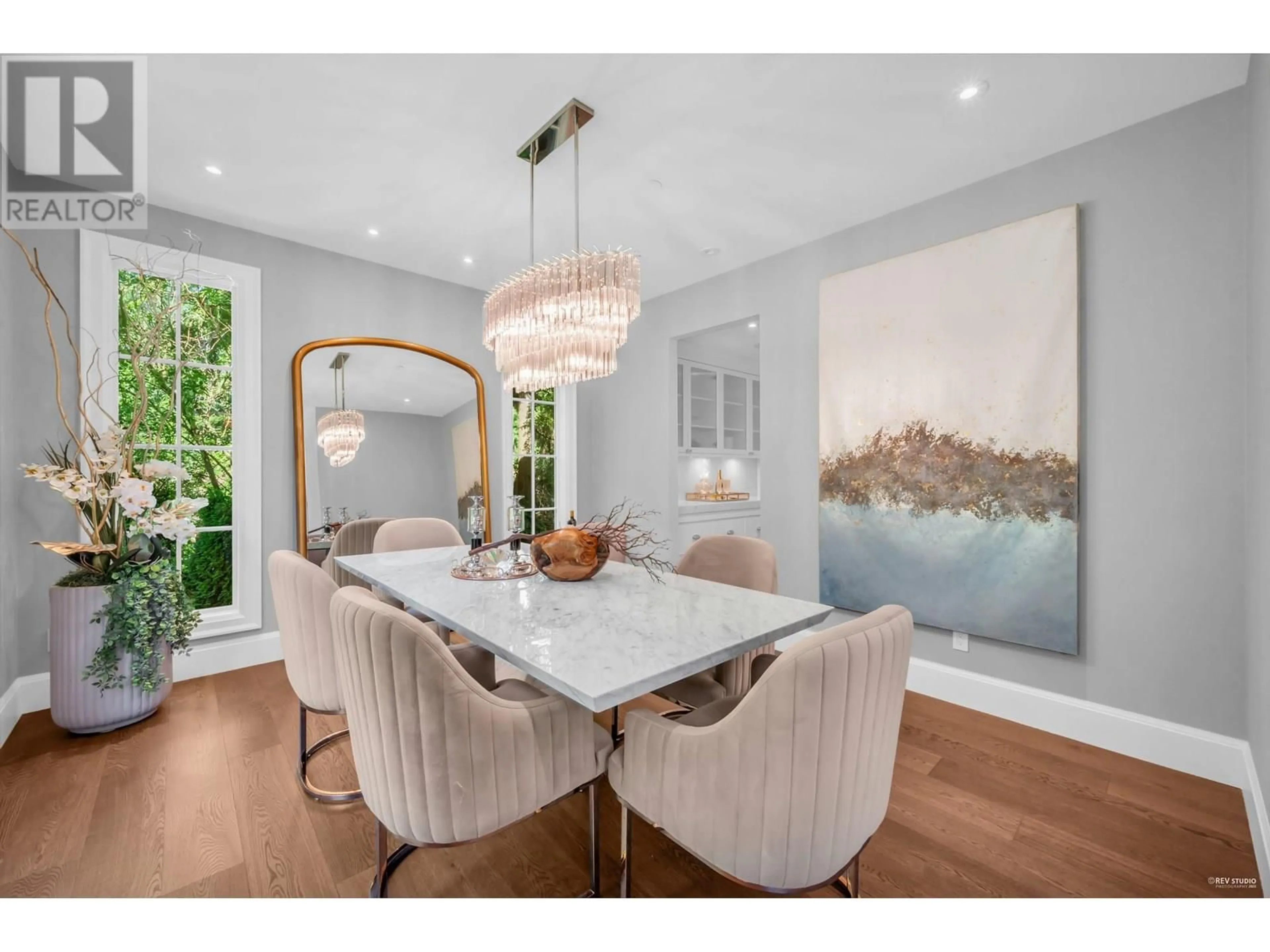 Dining room, wood/laminate floor for 606 BARNHAM ROAD, West Vancouver British Columbia V7S1T5