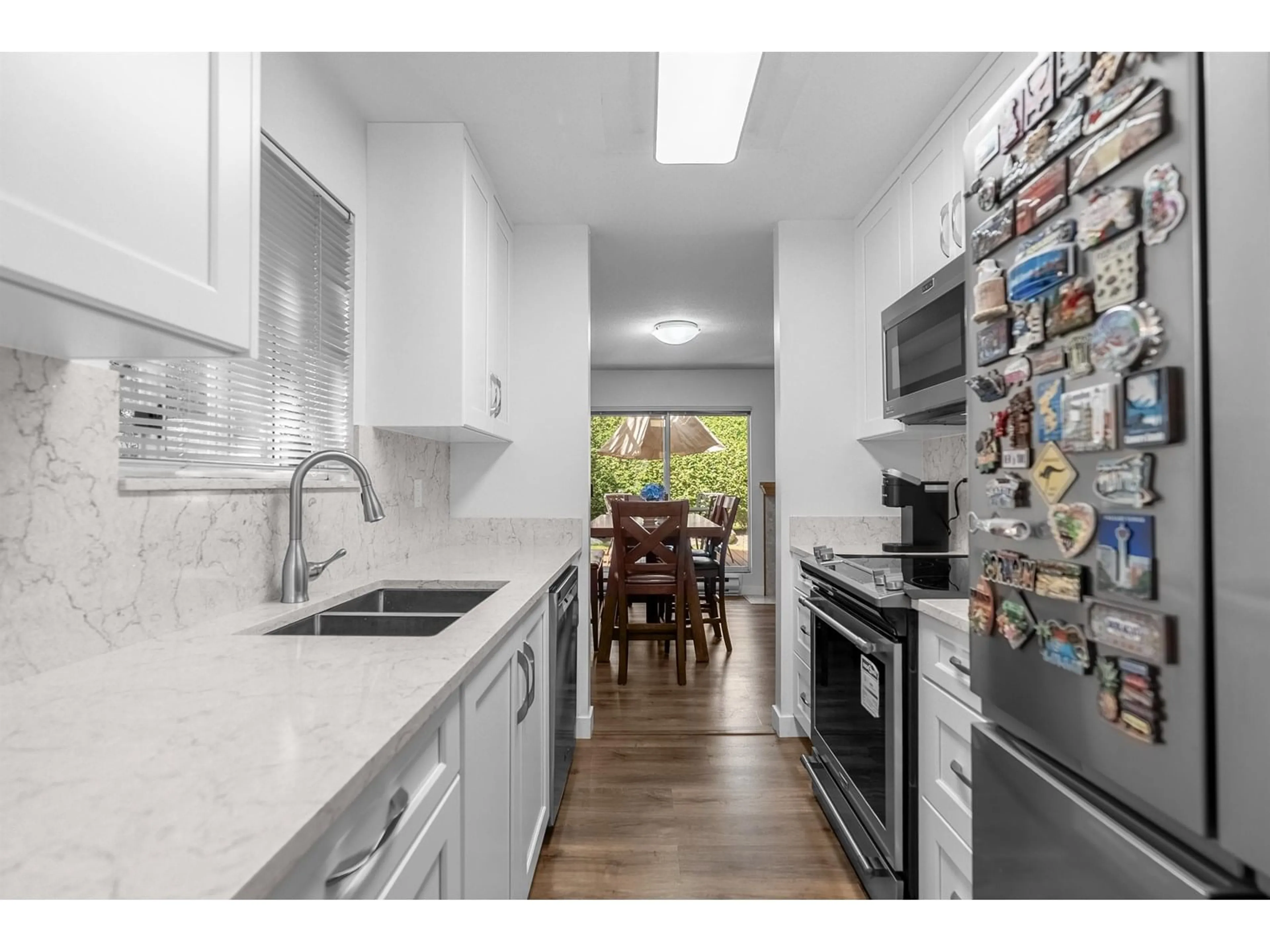 Open concept kitchen, ceramic/tile floor for 3 - 10056 154, Surrey British Columbia V3R4J6