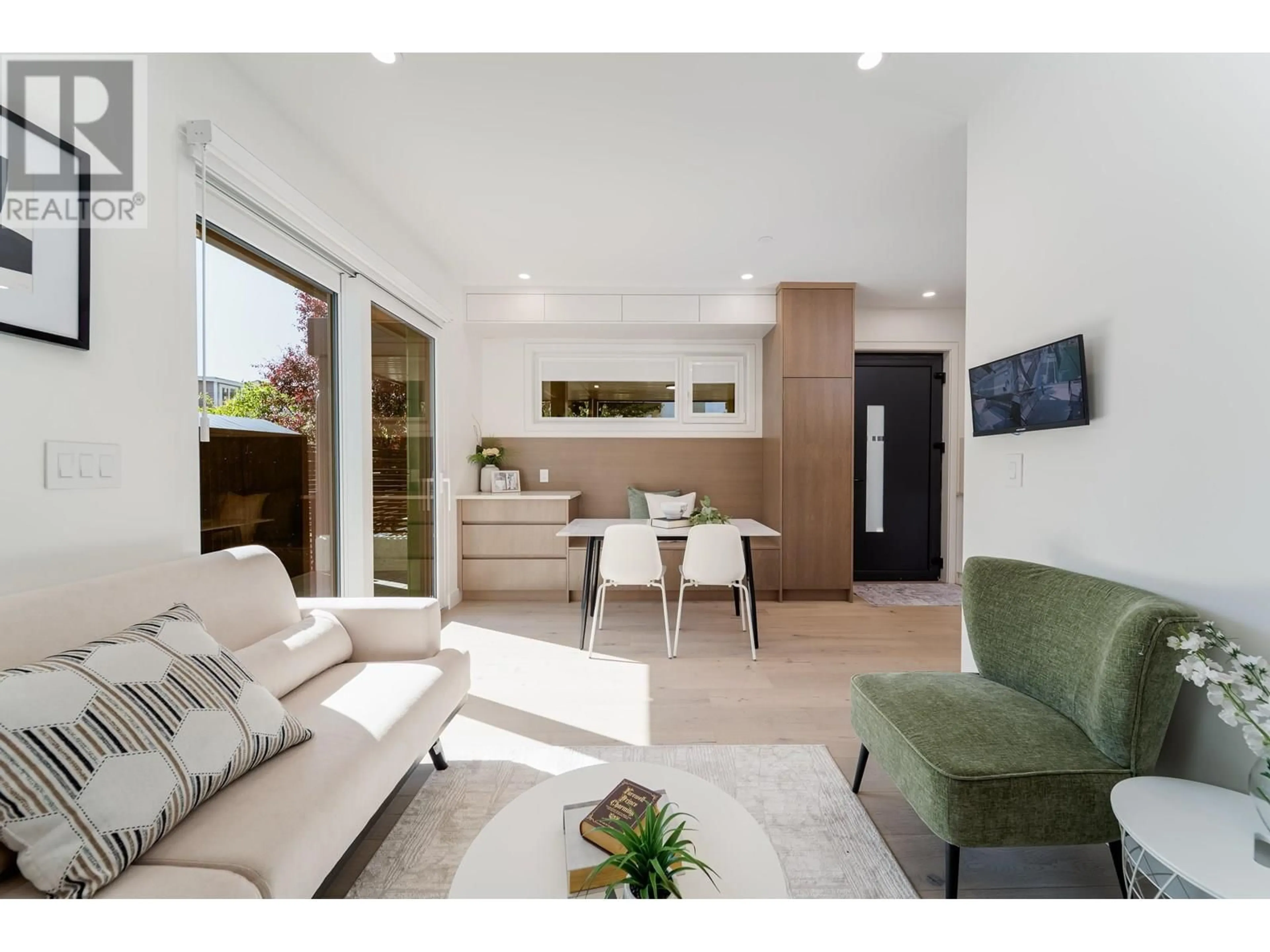 Living room with furniture, unknown for 3 - 817 ST. ANDREWS STREET, New Westminster British Columbia V3M1V9