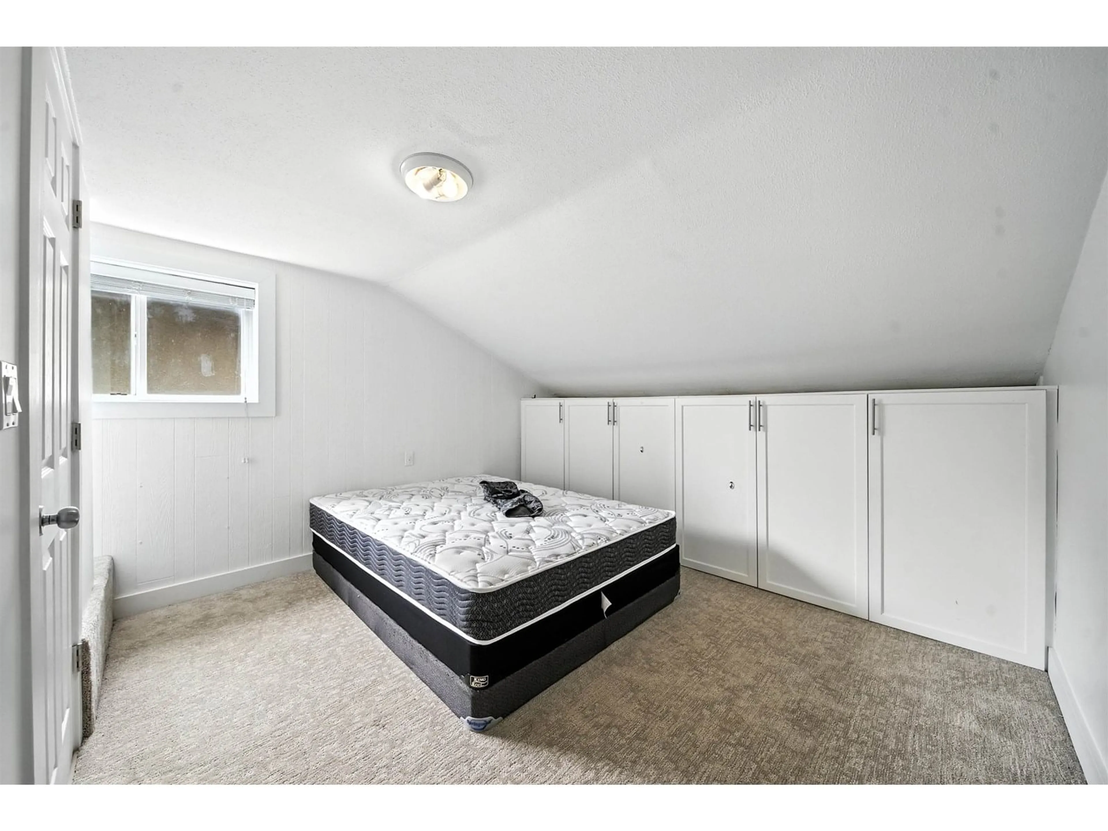 A pic of a room for 14032 GROSVENOR, Surrey British Columbia V3R5G5