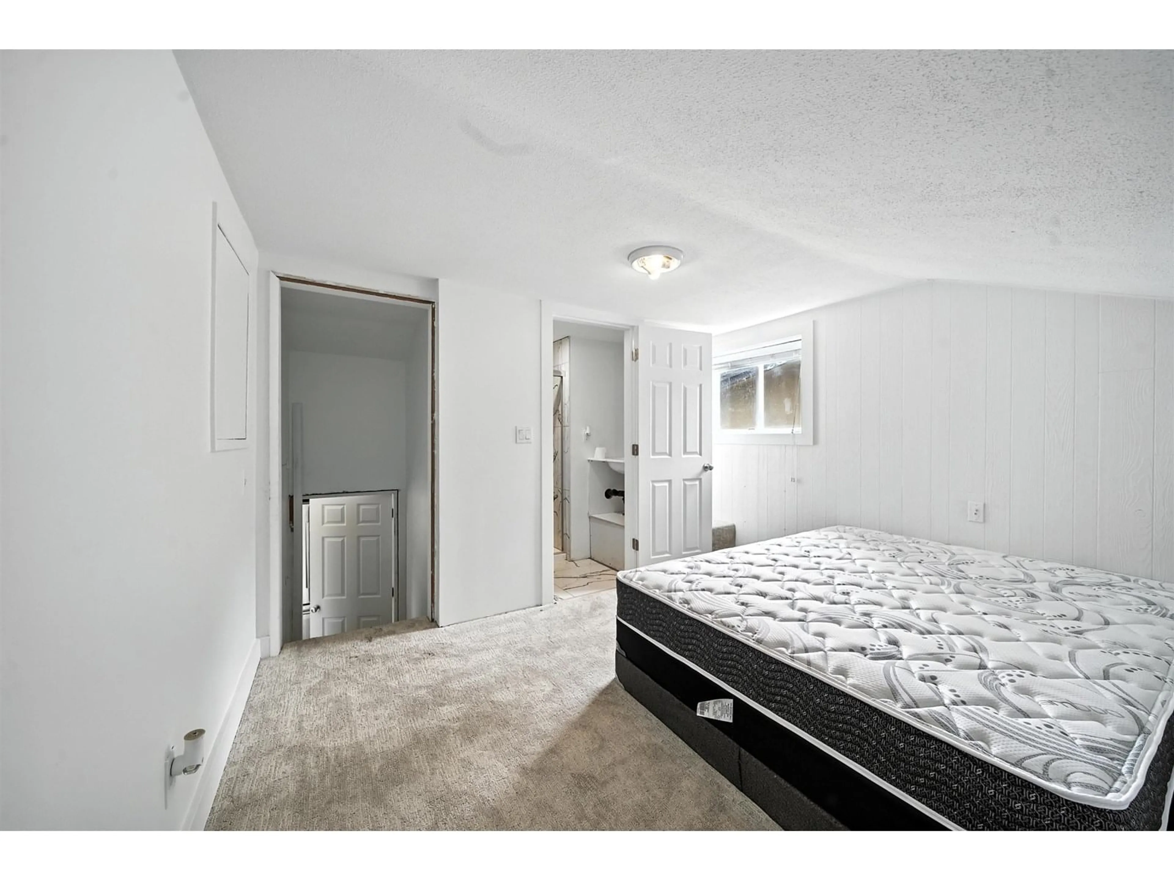 A pic of a room for 14032 GROSVENOR, Surrey British Columbia V3R5G5