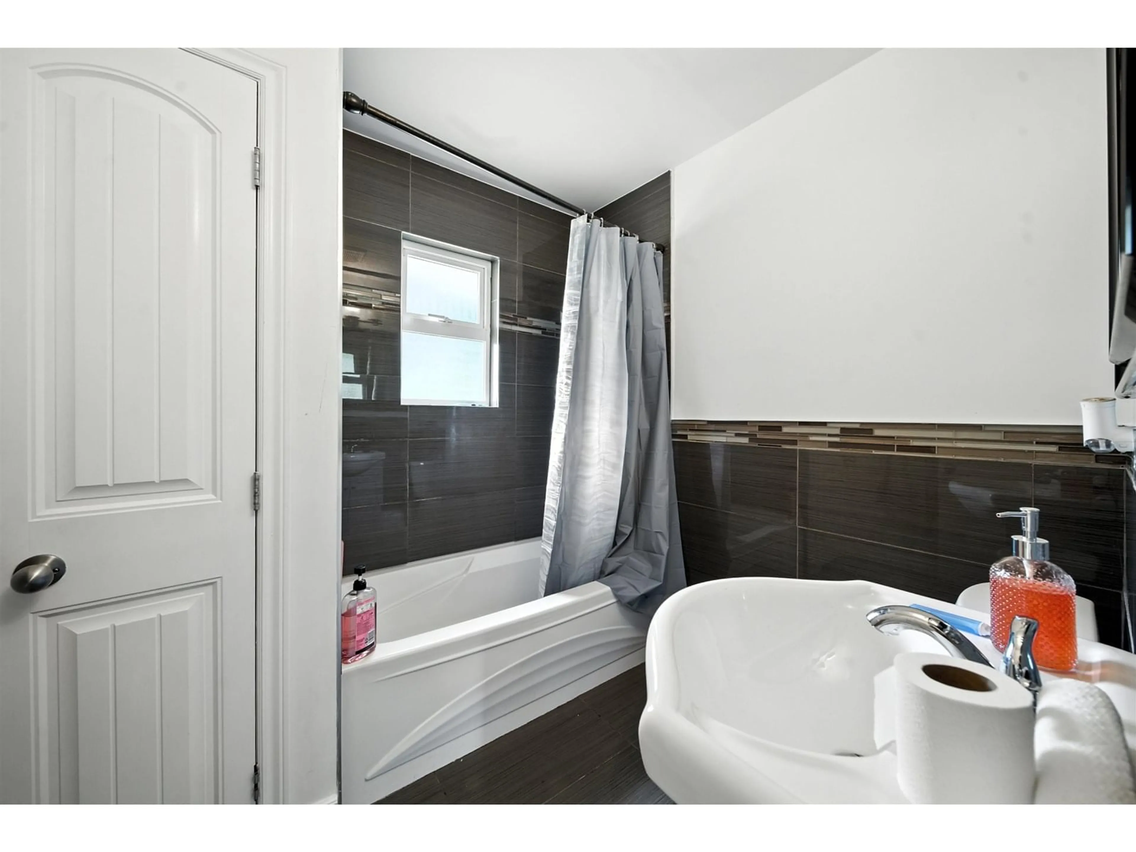 Standard bathroom, ceramic/tile floor for 14032 GROSVENOR, Surrey British Columbia V3R5G5