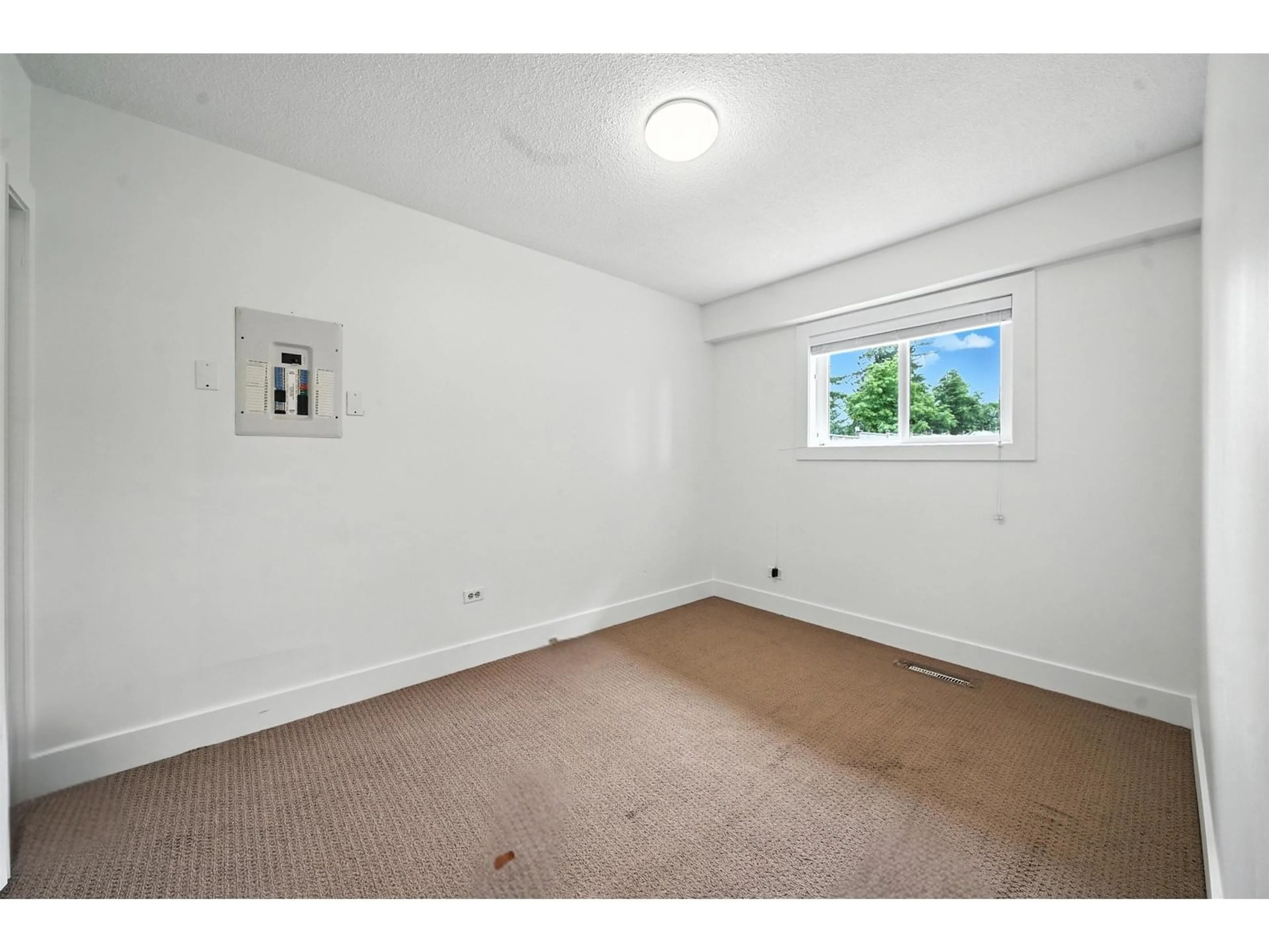 A pic of a room for 14032 GROSVENOR, Surrey British Columbia V3R5G5