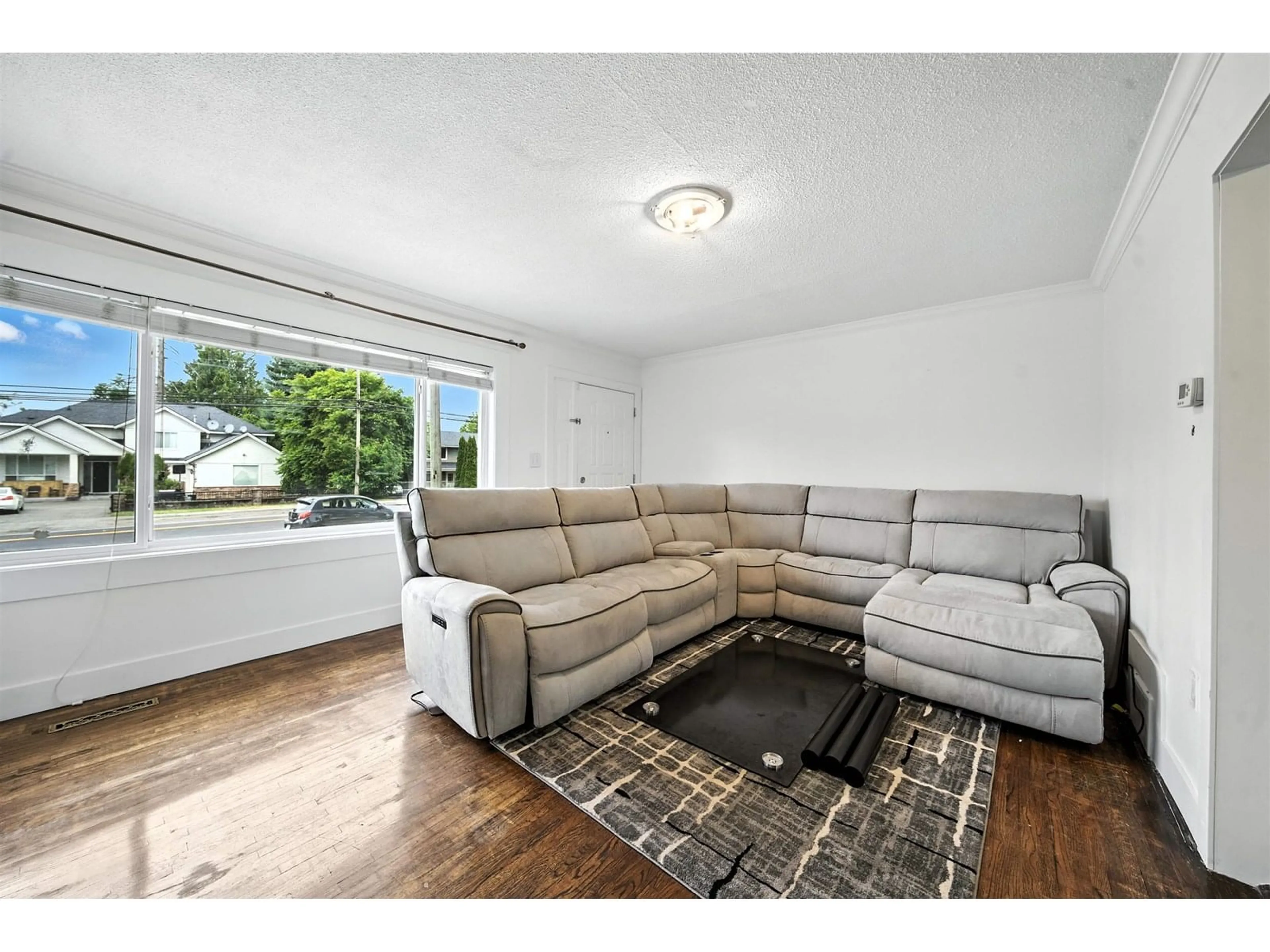 Living room with furniture, unknown for 14032 GROSVENOR, Surrey British Columbia V3R5G5